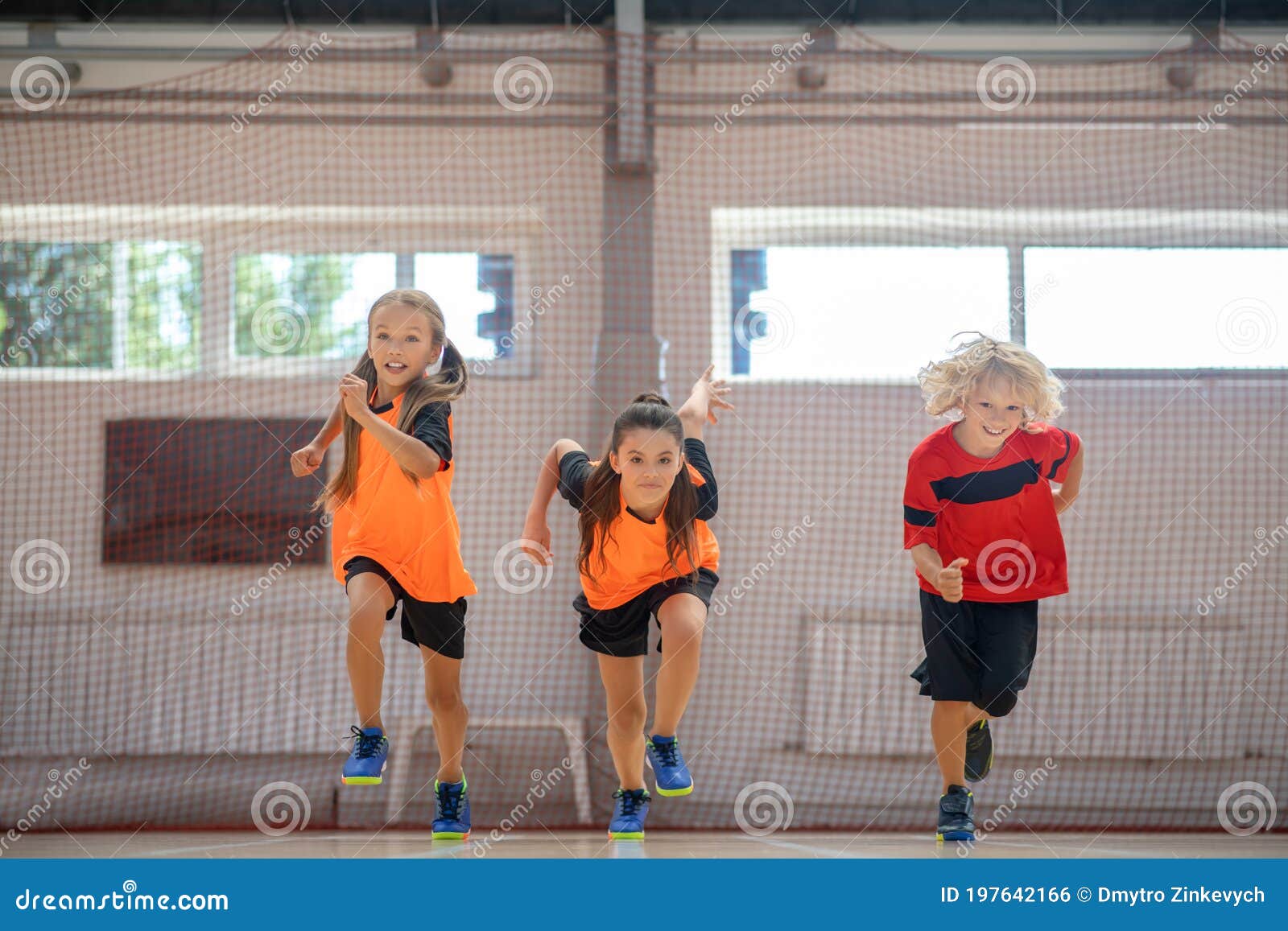Niños Con Deportiva Brillante Corriendo En El Gimnasio Foto de archivo - Imagen de corriendo, fuerte: 197642166