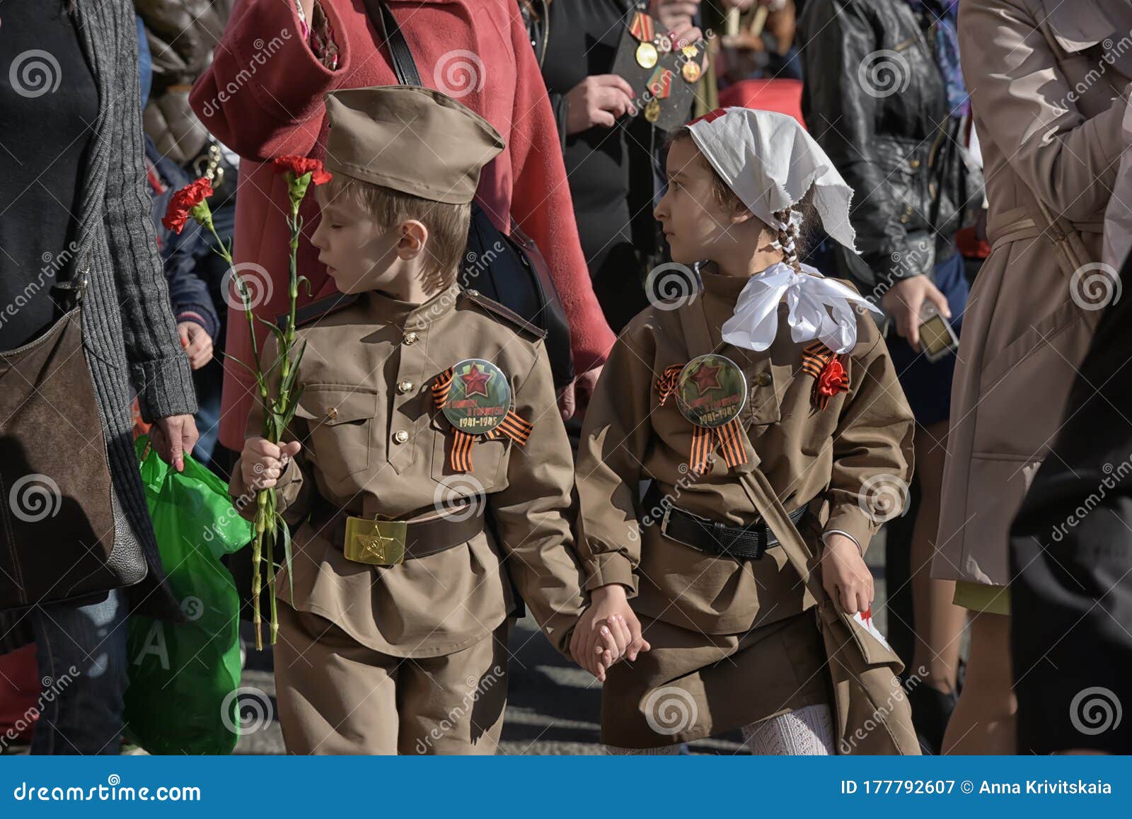 Niños Con Ropa Militar La Segunda Guerra Mundial Contra La Prospekt De Nevsky El Día De La Victoria Fotografía editorial - Imagen de patriotismo, abedul: 177792607