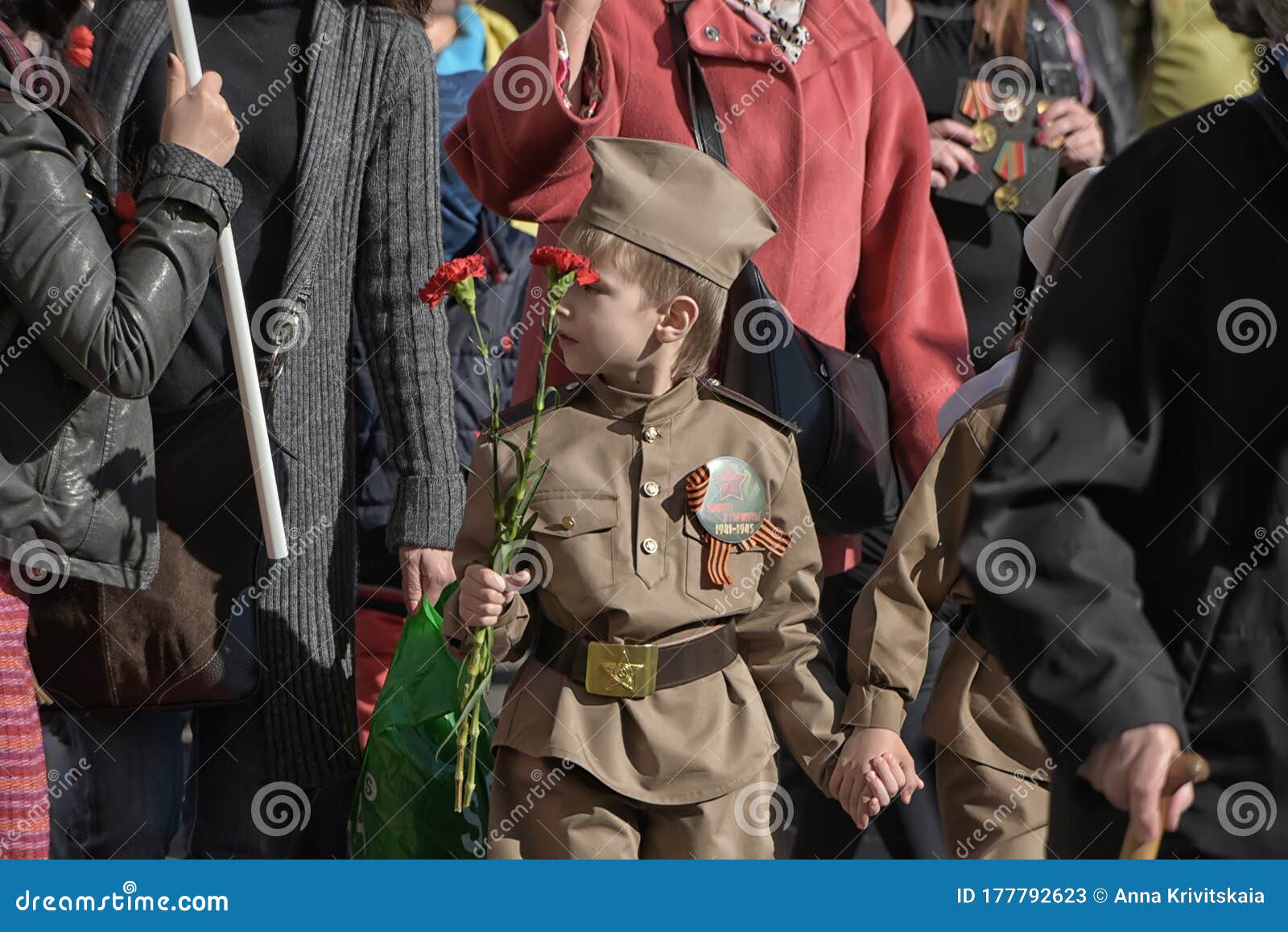 Niños Con Ropa Militar De La Segunda Guerra Contra La De Nevsky El Día De Victoria Foto de archivo editorial - Imagen de retrato, militar: 177792623
