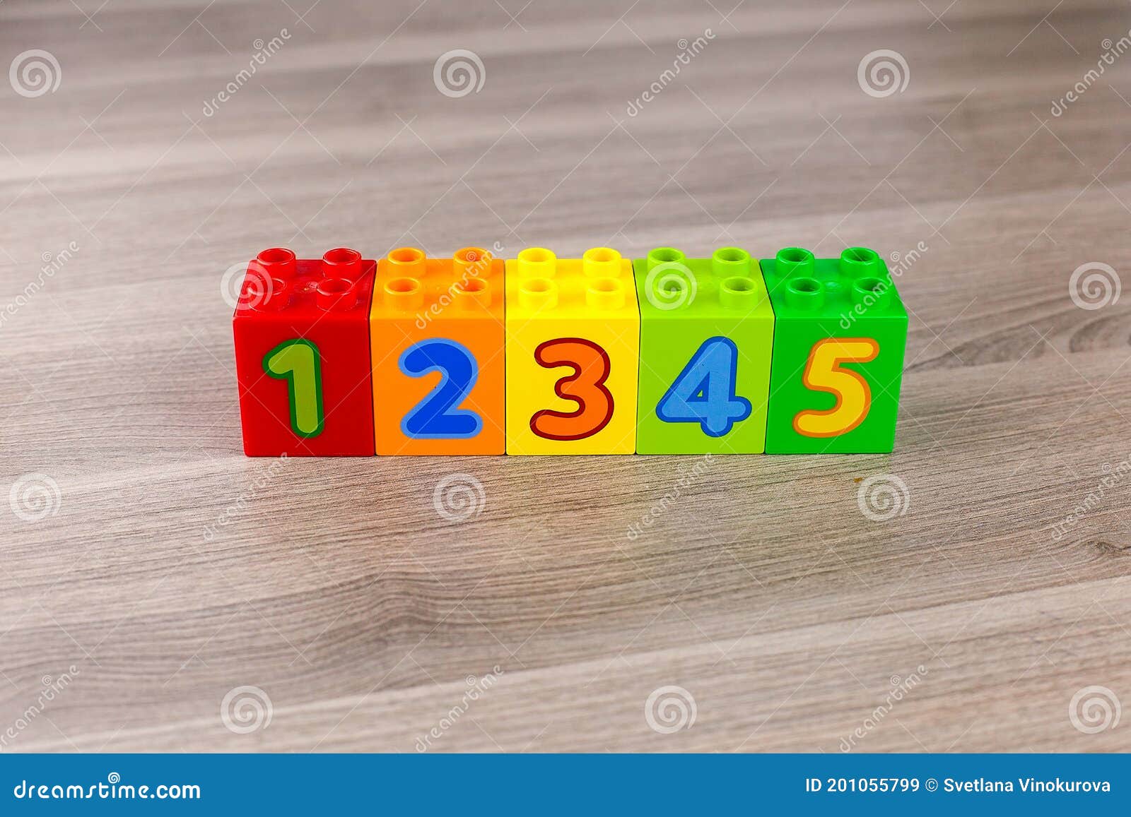 Niños Cubos De Plástico Para Aprender Aritmética Con Números Imagen de archivo - Imagen de cubos: 201055799