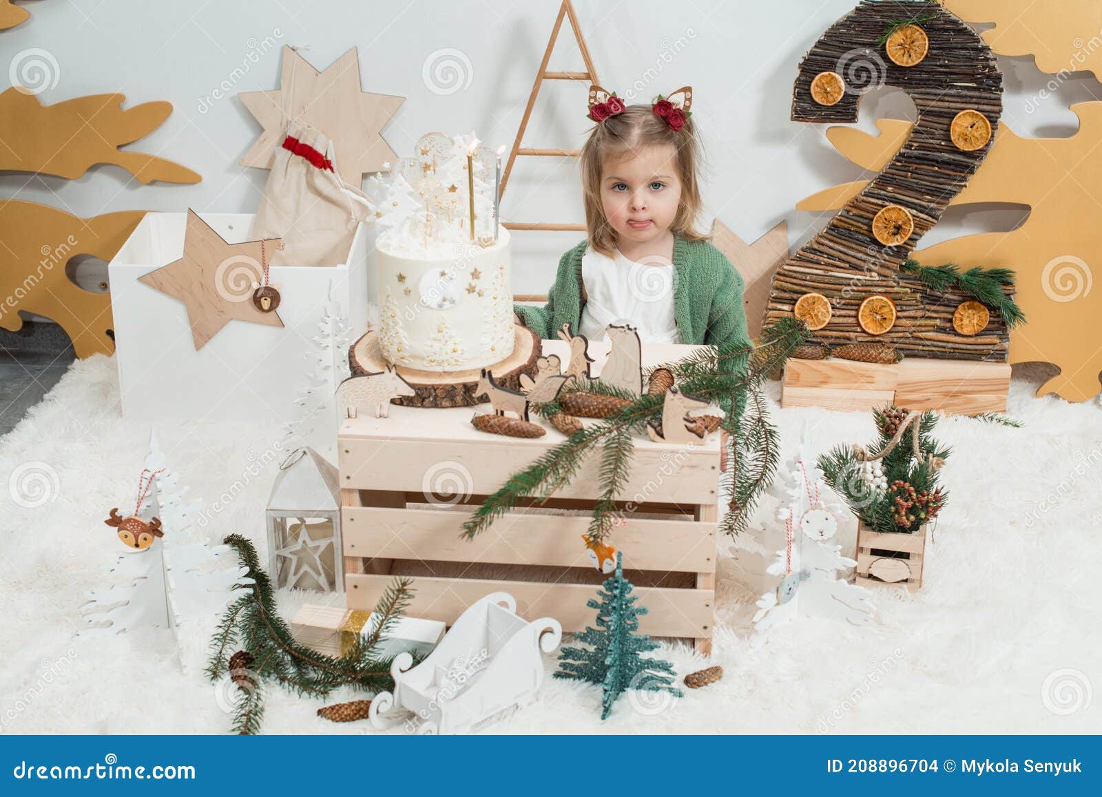 Niños Decoración De Cumpleaños De Invierno 2 Años. Linda Niña En Un Cardigé  Verde Cerca De Una Torta De Cumpleaños Blanca Foto de archivo - Imagen de  brillante, color: 208896704