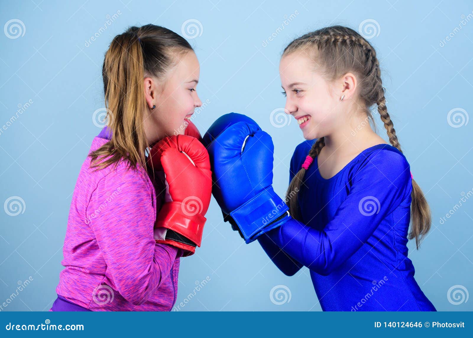 Niños Del Boxeador En Guantes De Boxeo Boxeadores Lindos De Las Muchachas  En Fondo Azul Amistad Como Batalla Y Competencia Boxeo Foto de archivo -  Imagen de paro, amigos: 140124646