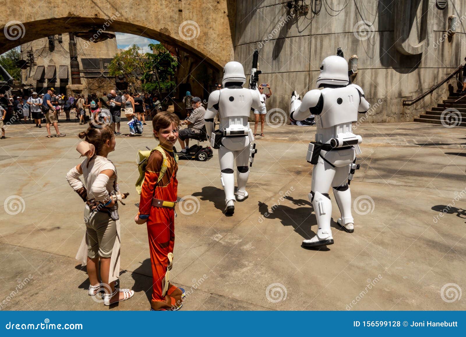 NiÃ±os Disfrazados De Personajes De La Guerra De Las Galaxias Persiguen a  Los Soldados De Tormentas En El Filo De Galaxy De Disney Foto de archivo  editorial - Imagen de caracteres, contrabandistas: