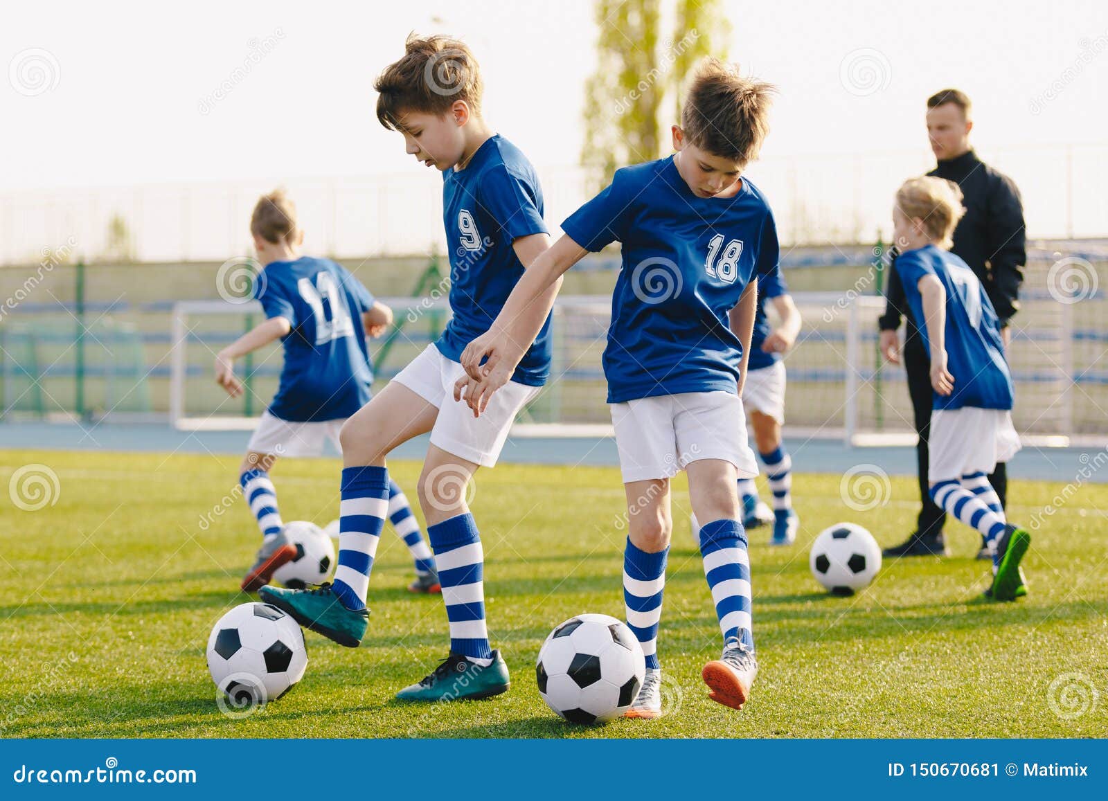 Niños En El Entrenamiento Del Fútbol En El Campo Imagen de archivo - Imagen  de gente, ejercicio: 150670681