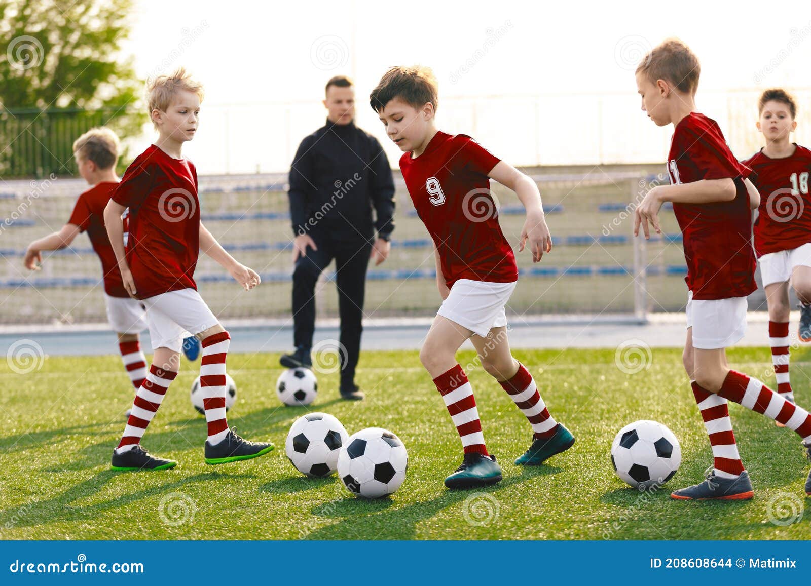 Los niños entrenador de fútbol con pelota de fútbol entrenador de entrenamiento pelota entrenador