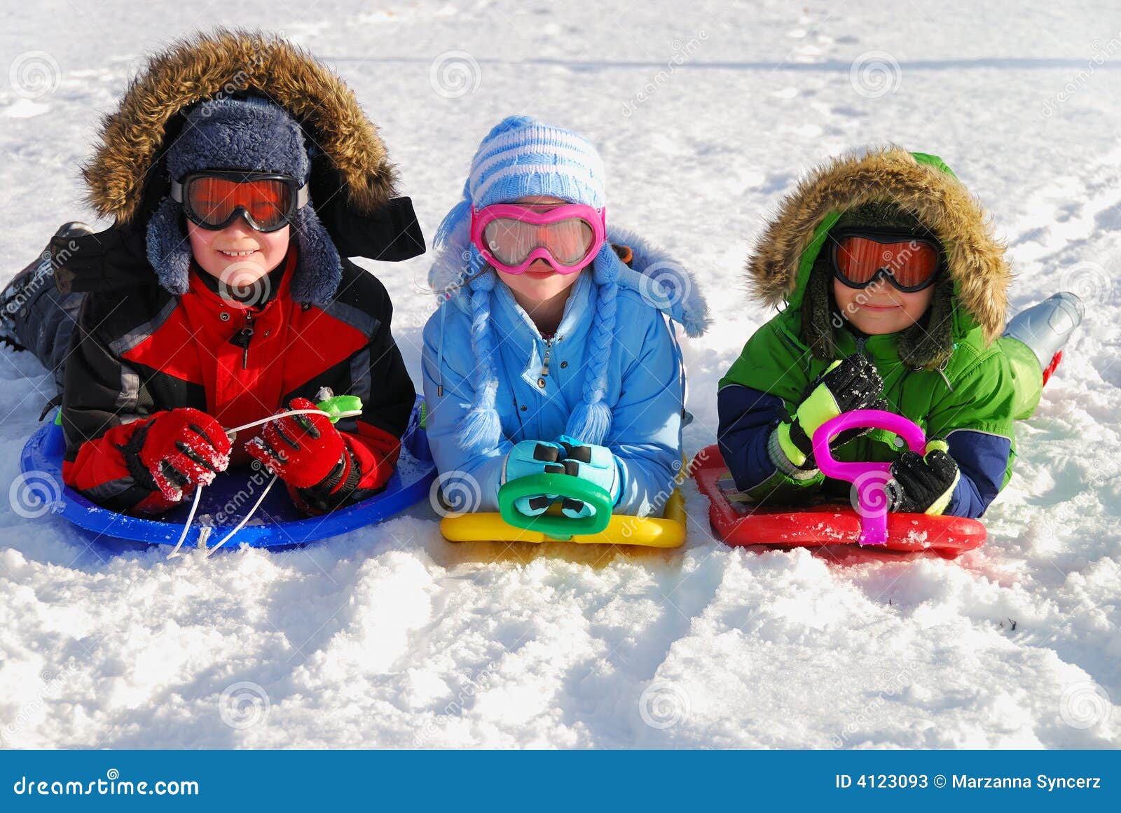 Niños En Los Trineos En Nieve Imagen de archivo - Imagen de lindo,  parientes: 4123093