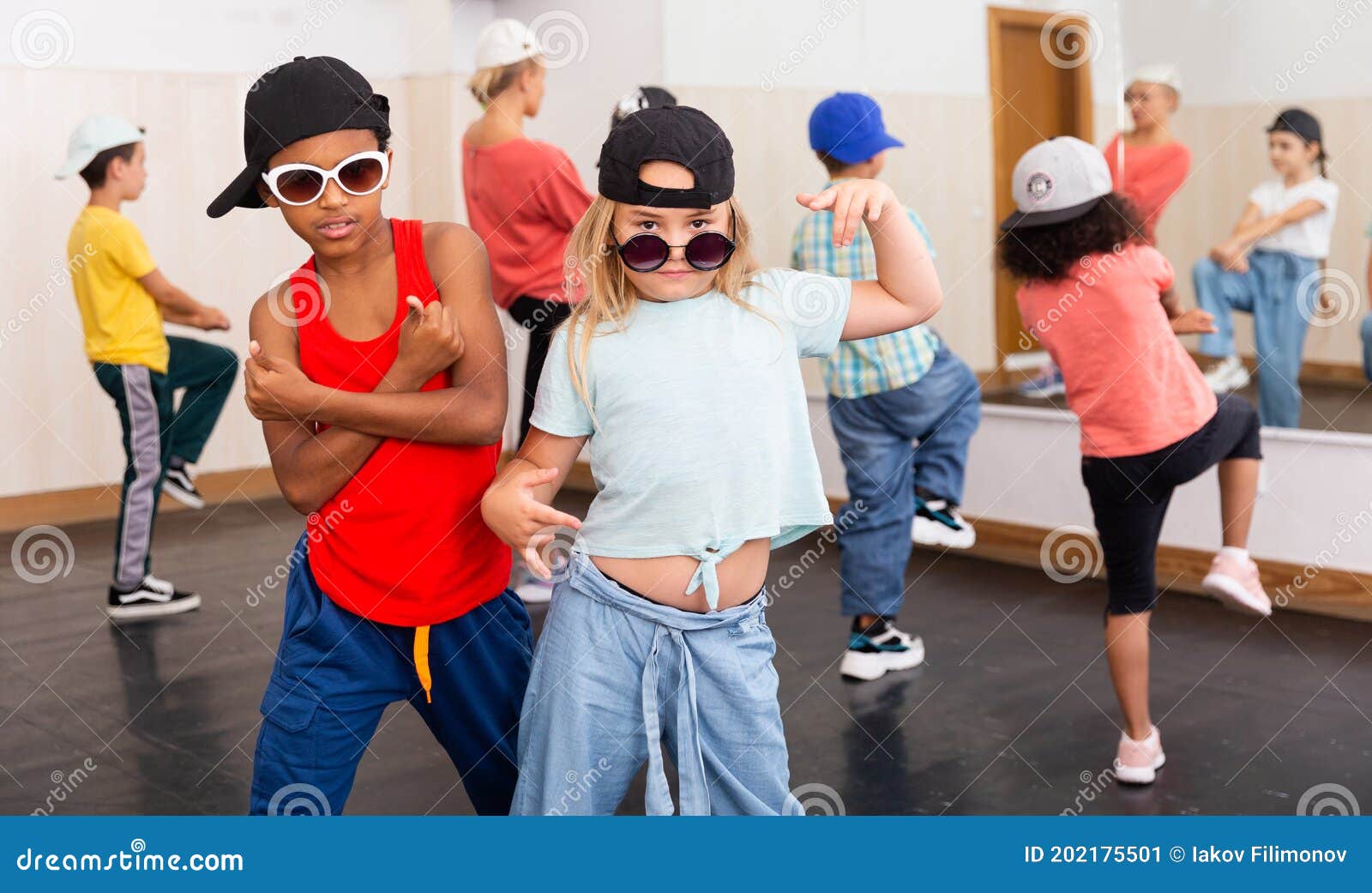 Janice Patriótico medios de comunicación Niños Entrenando Hip Hop En Estudio De Baile Imagen de archivo - Imagen de  club, actividad: 202175501