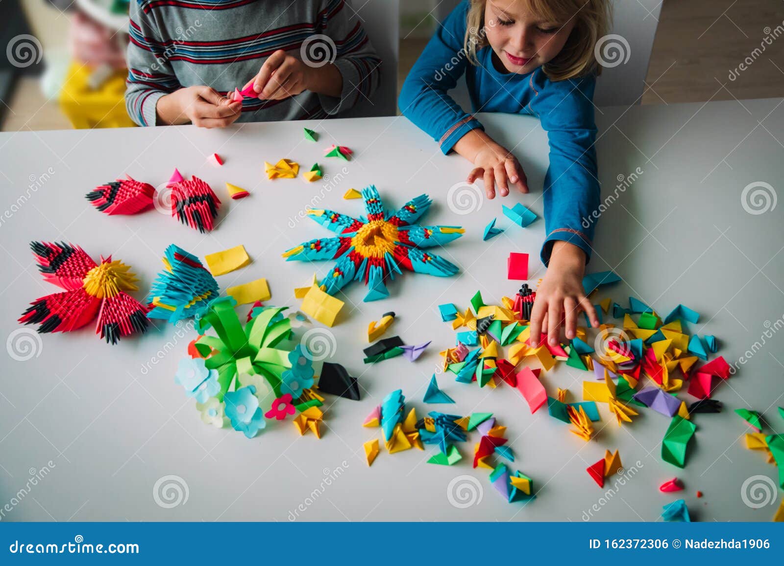 Decir a un lado cartucho inyectar Niños Haciendo Artesanía De Origami Con Papel, Actividades De Aprendizaje  Foto de archivo - Imagen de plegamiento, familia: 162372306