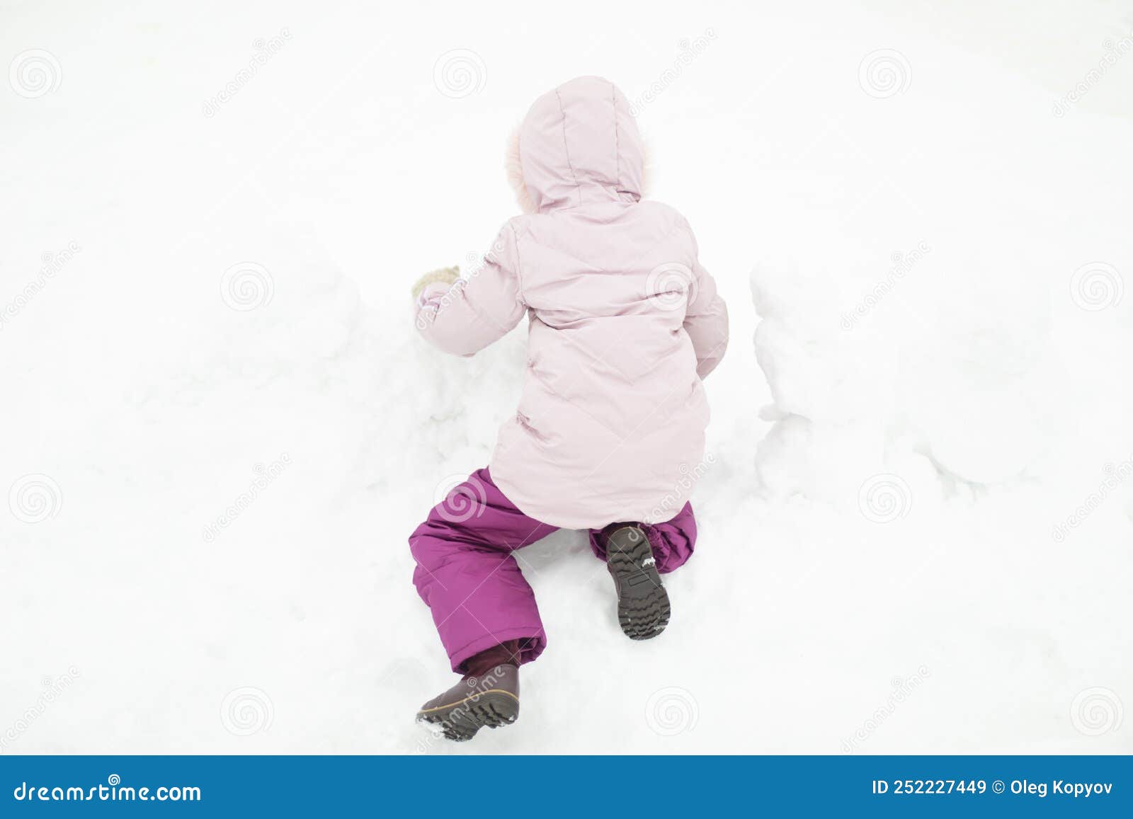 Niños Juega En La Nieve. Niña En Invierno. Ropa Abrigo Para Niños Imagen de archivo - Imagen de ropa, cabrito: 252227449