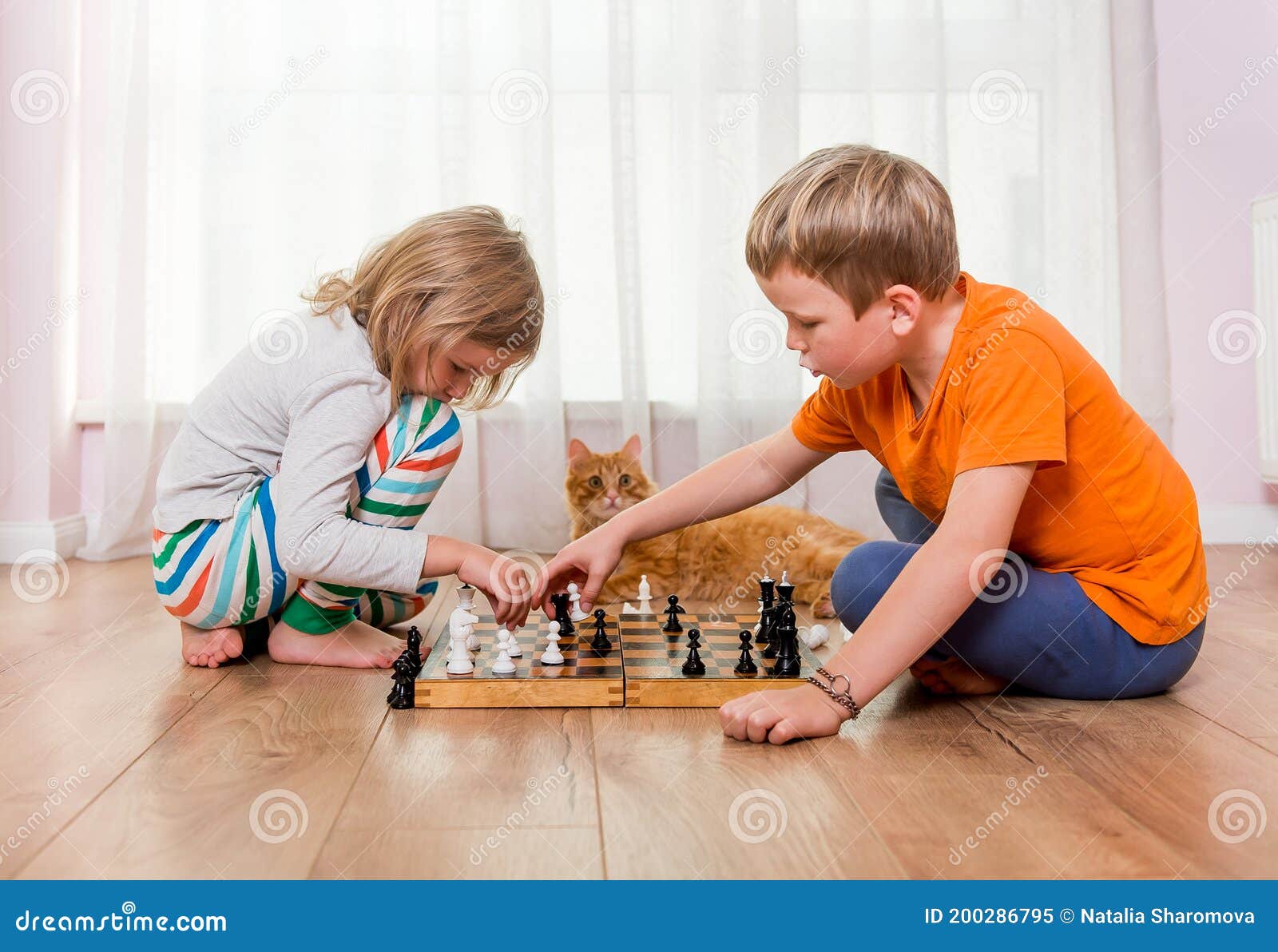 Niño Juega Un Solo Juego De Ajedrez En Casa En El Piso. Tablero De Ajedrez  Con El Final Del Juego De Ajedrez. Aprender a Jugar Al Foto de archivo -  Imagen de