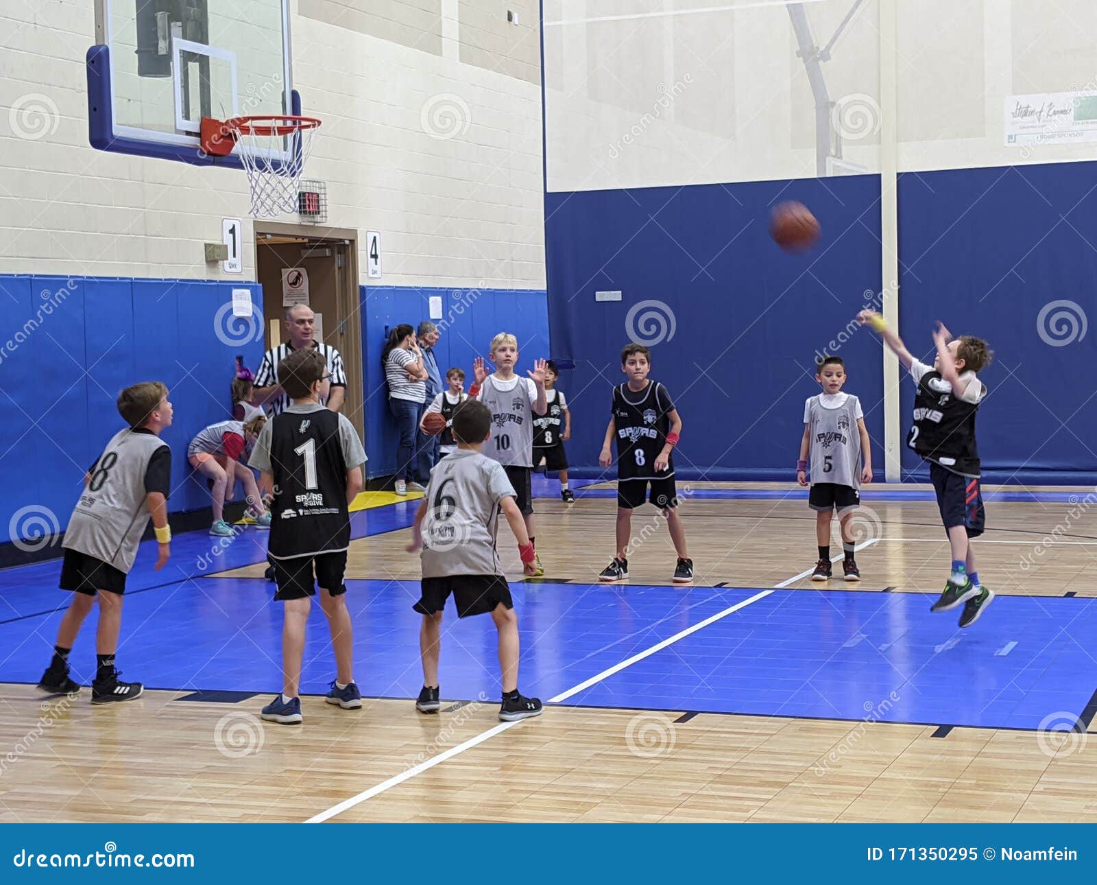Niños Jugando Baloncesto En El Interior Imagen editorial - Imagen de  baloncesto, juego: 171350295