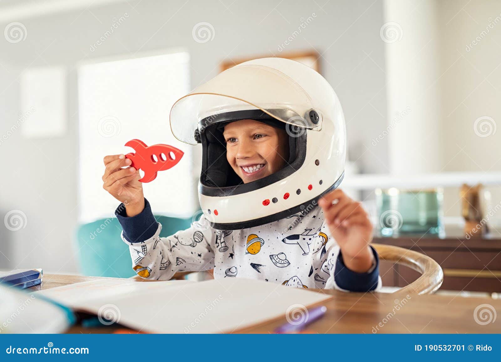Niño con casco de astronauta