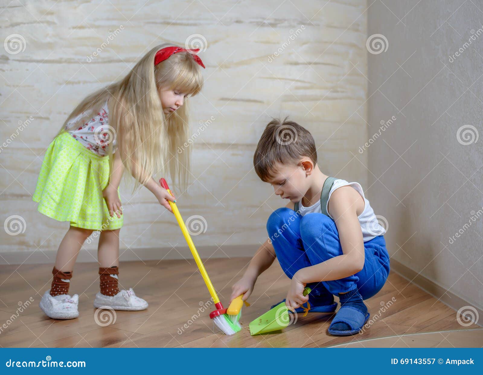 Niños Lindos Que Usan La Escoba Y El Recogedor De Polvo Del Juguete Imagen  de archivo - Imagen de madera, joven: 69143557