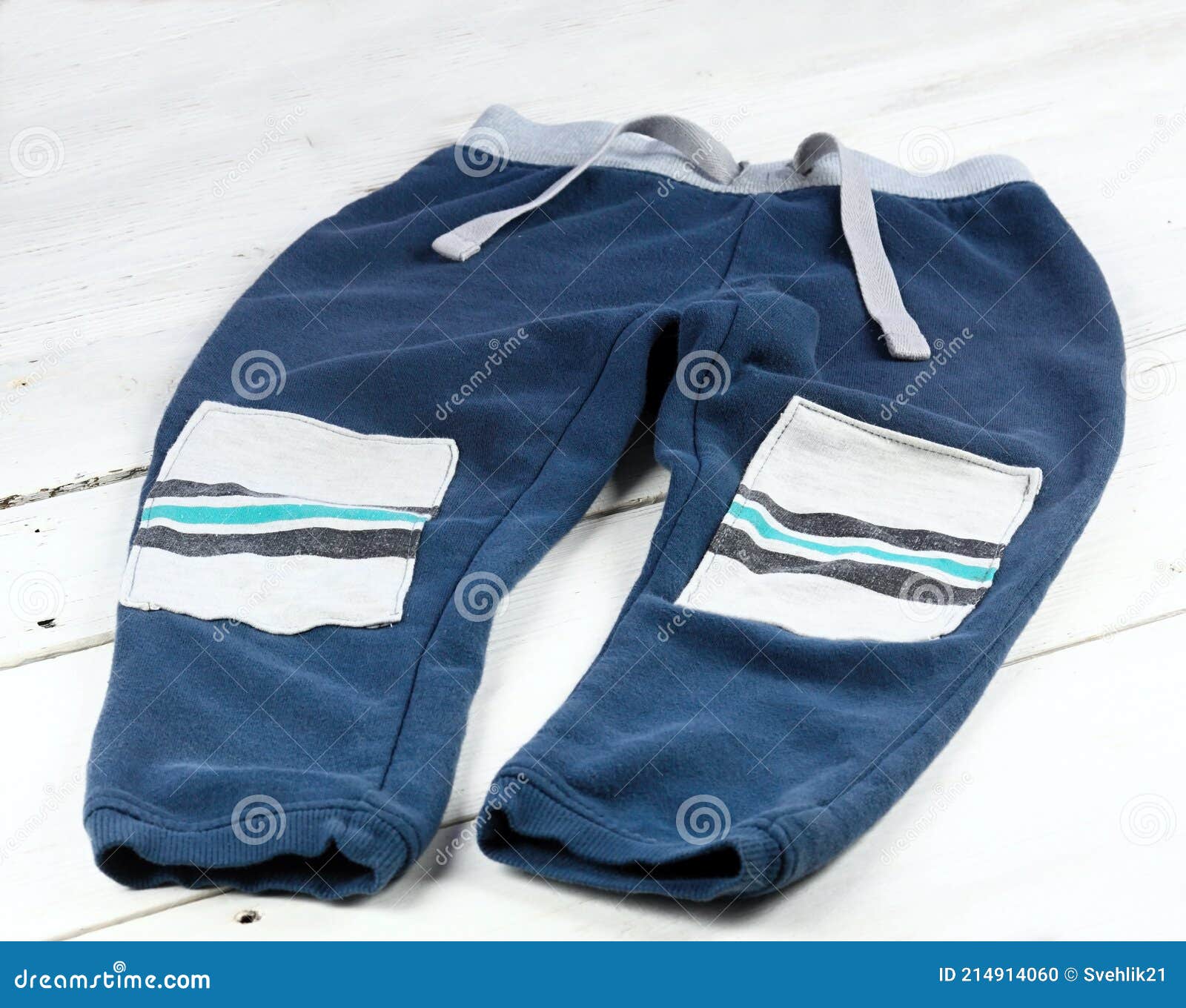 Niños Pantalones De Chándal Remendados Con Parches Foto de archivo - Imagen  de sudadera, fondo: 214914060
