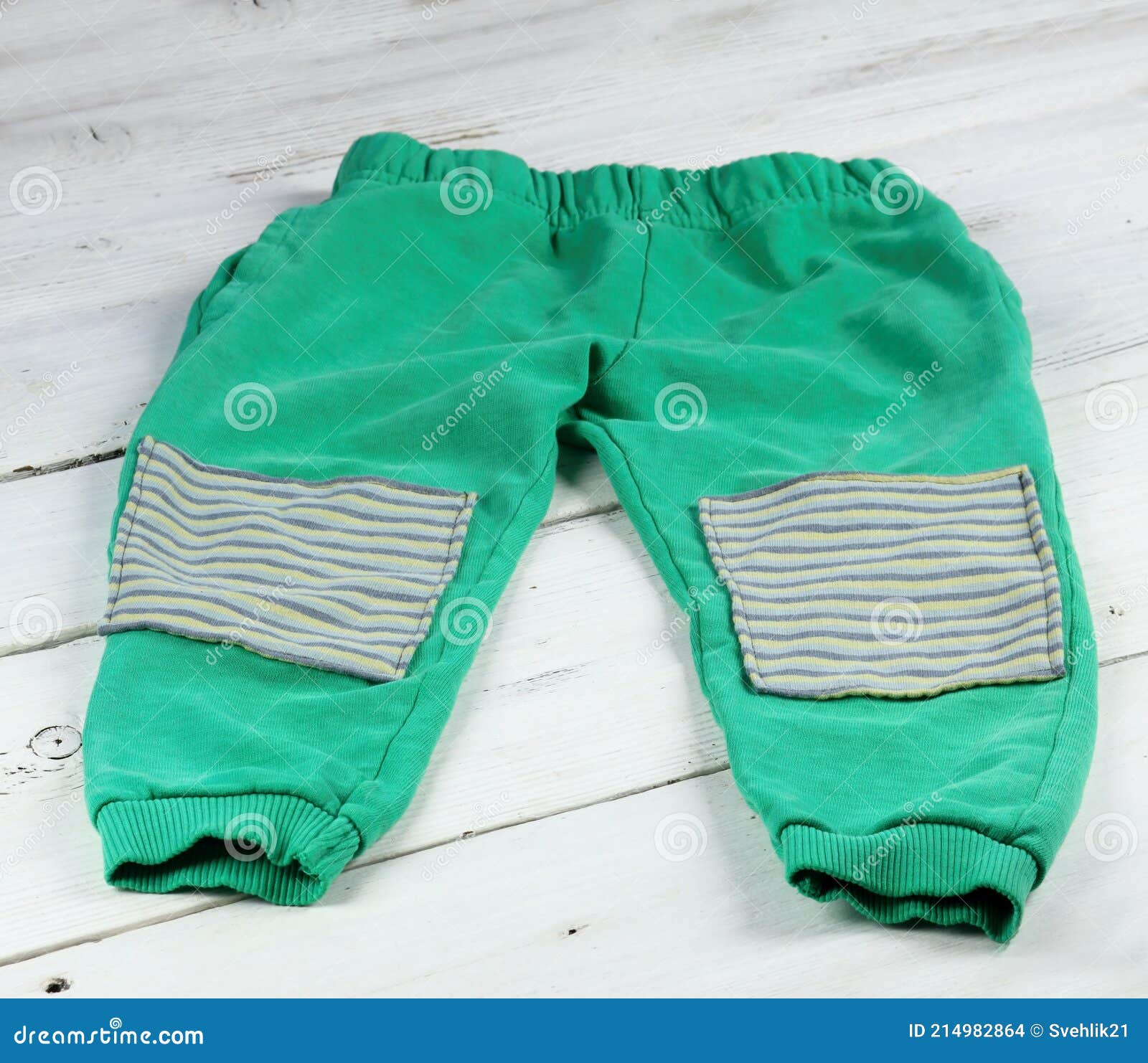 Niños Pantalones De Chándal Remendados Con Parches Foto de archivo - Imagen  de manera, puntadas: 214982864