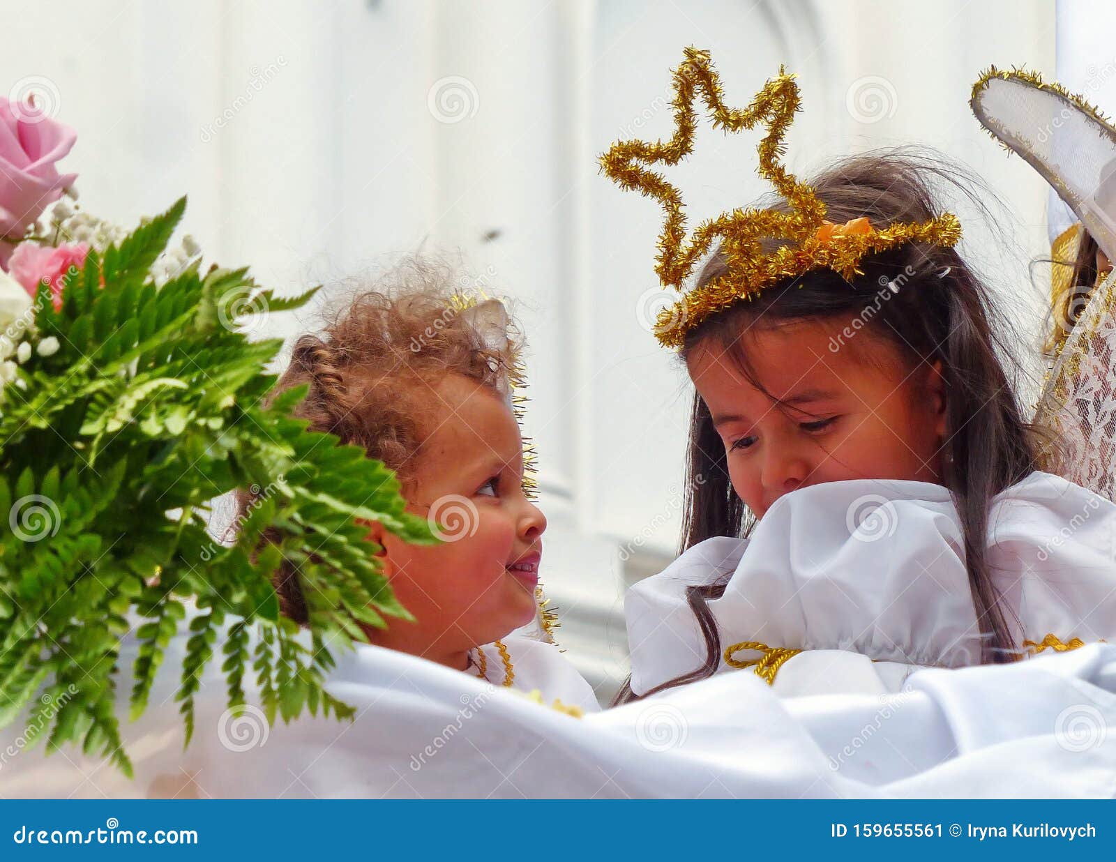 Niños Pequeños Como ángeles Desfile De Navidad En Ecuador Foto editorial - Imagen de desfile, pequeños: 159655561