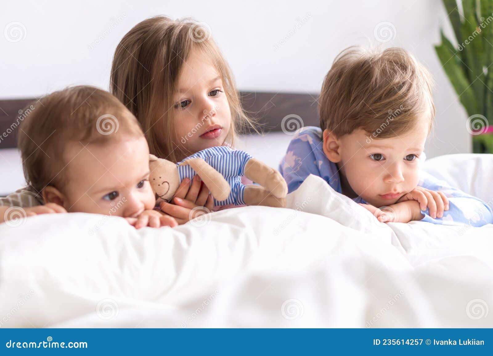Niños Pequeños Niños De Preescolar Pequeños Hermanos Pequeños Niños Hermanos Niños Ver Dibujos Animados Usar Juntos Un Dispositivo Imagen de archivo - Imagen de internet, familia: 235614257 Niños Pequeños Niños De Preescolar Pequeños Hermanos Pequeños Niños Hermanos Niños Ver Dibujos Animados Usar Juntos Un Dispositivo Imagen de archivo - Imagen de internet, familia: 235614257