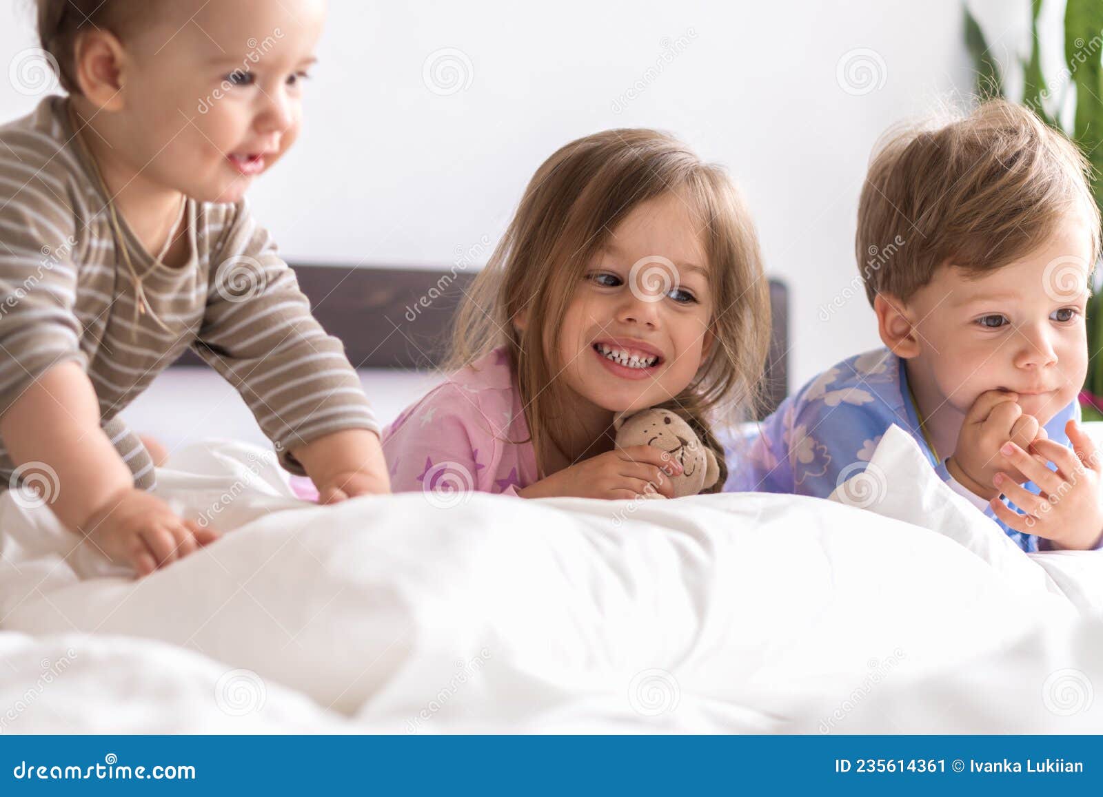 Niños Pequeños Niños De Preescolar Pequeños Hermanos Pequeños Niños Hermanos Niños Ver Dibujos Animados Usar Juntos Un Dispositivo Imagen de archivo - Imagen de conferencia, hija: 235614361 Niños Pequeños Niños De Preescolar Pequeños Hermanos Pequeños Niños Hermanos Niños Ver Dibujos Animados Usar Juntos Un Dispositivo Imagen de archivo - Imagen de conferencia, hija: 235614361