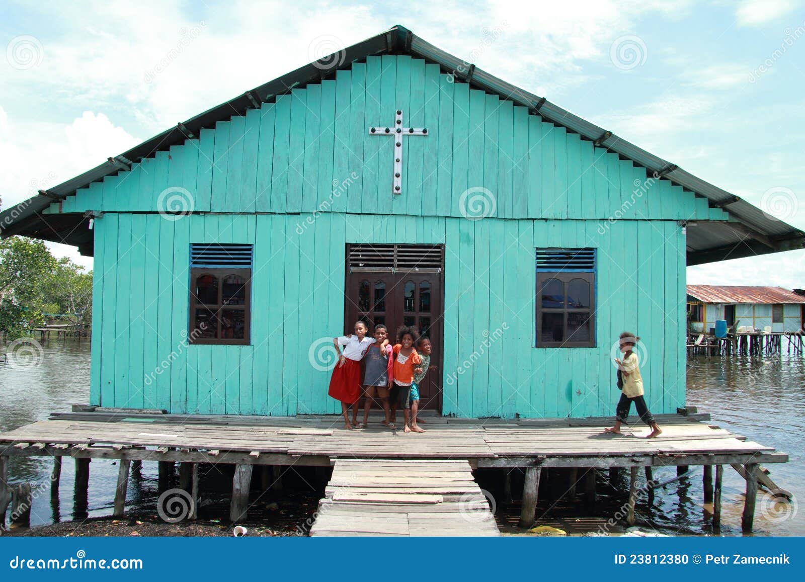 Niños Pobres Delante De La Iglesia Imagen editorial - Imagen de pobre, cielo: 23812380 Niños Pobres Delante De La Iglesia Imagen editorial - Imagen de pobre, cielo: 23812380