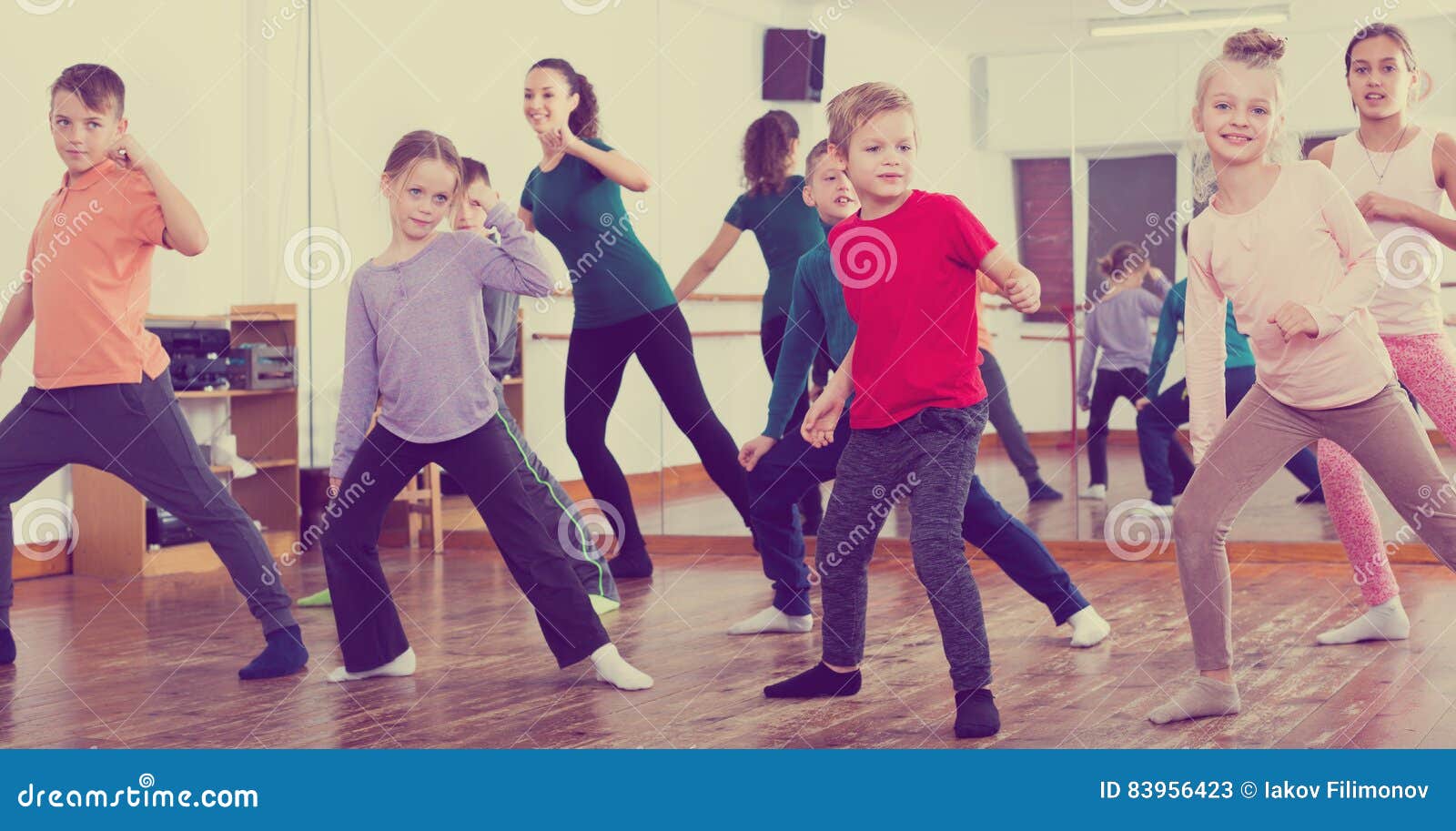 idioma interferencia hecho Niños Que Estudian Danza Moderna Del Estilo Imagen de archivo - Imagen de  gimnasia, mudanza: 83956423