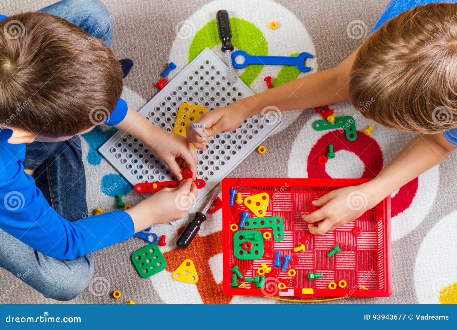 Niños Que Juegan Con El Equipo De Herramienta De Los Juguetes Visión Superior Fotografía editorial - Imagen de color, educación: 93943677