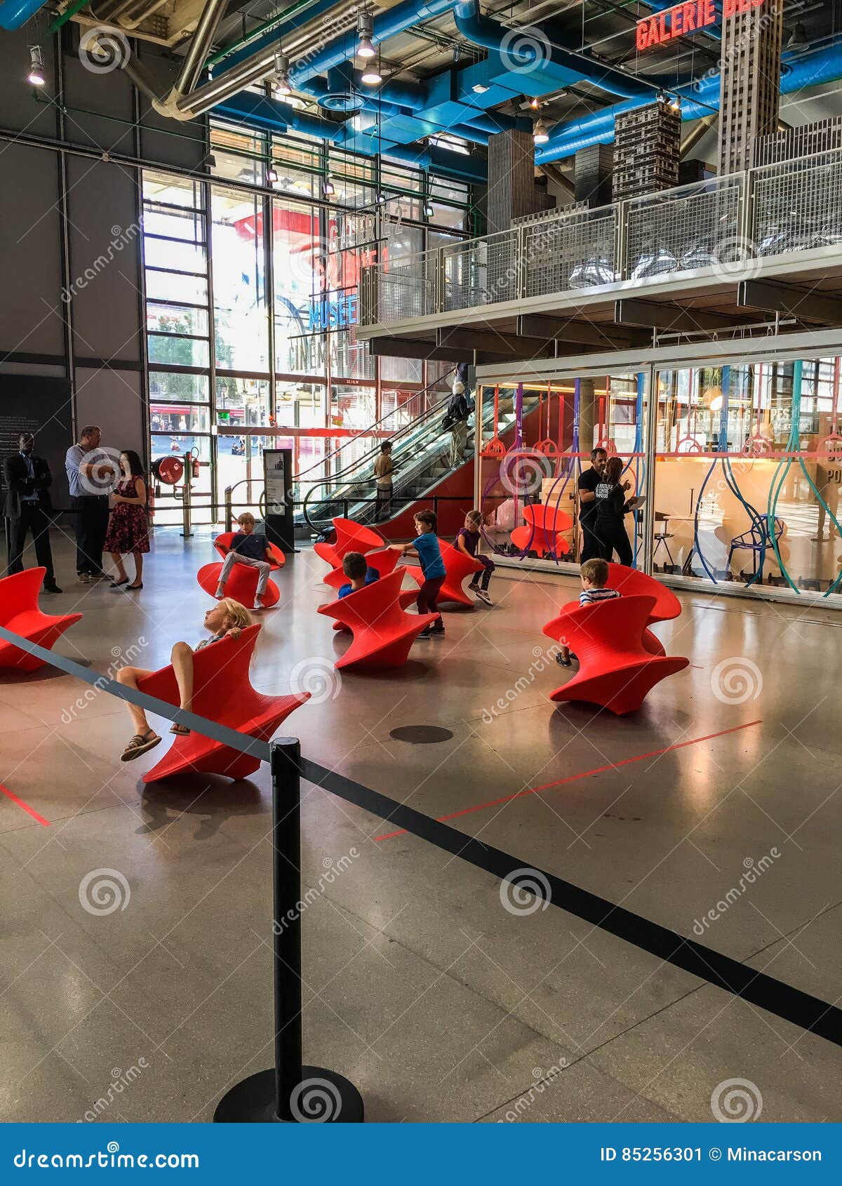 Niños Que Oscilan En Los Juguetes Anaranjados En La Exhibición En El Centro De Pompidou, París, Francia Foto editorial - Imagen de centro, anaranjados: 85256301