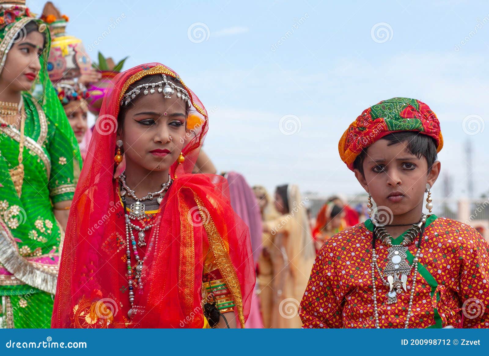 Niños Rajasthani Indios Vestidos Con Ropa Tradicional. Festival De Camellos En Rajasthan India Fotografía editorial - Imagen de arte, vacaciones: 200998712 Niños Rajasthani Indios Vestidos Con Ropa Tradicional. Festival De Camellos En Rajasthan India Fotografía editorial - Imagen de arte, vacaciones: 200998712