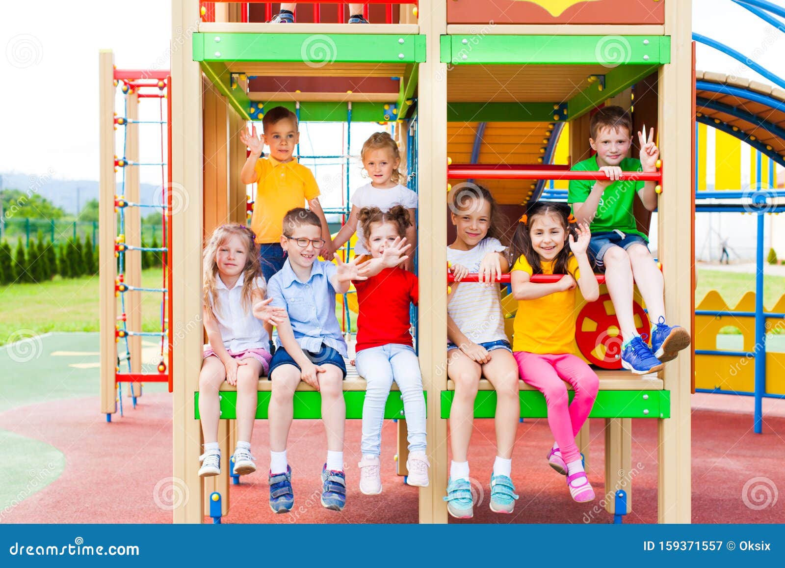 Niños Sentados Juntos En Construcción En El Patio De Juegos Imagen de archivo - Imagen de patio, juntos: 159371557