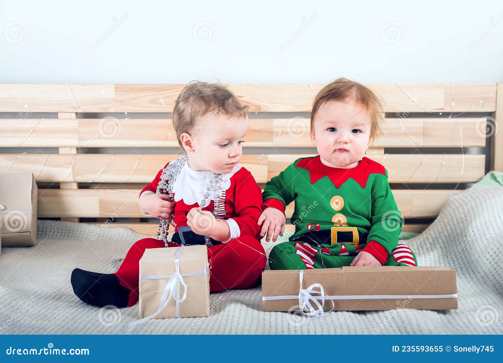 Niños Vestidos Como Santa Claus Y Elfos Con Regalos De Navidad. Bebé Con Trajes Para El Año Nuevo Imagen de archivo - Imagen de bandera, saludo: 235593655 Niños Vestidos Como Santa Claus Y Elfos Con Regalos De Navidad. Bebé Con Trajes Para El Año Nuevo Imagen de archivo - Imagen de bandera, saludo: 235593655