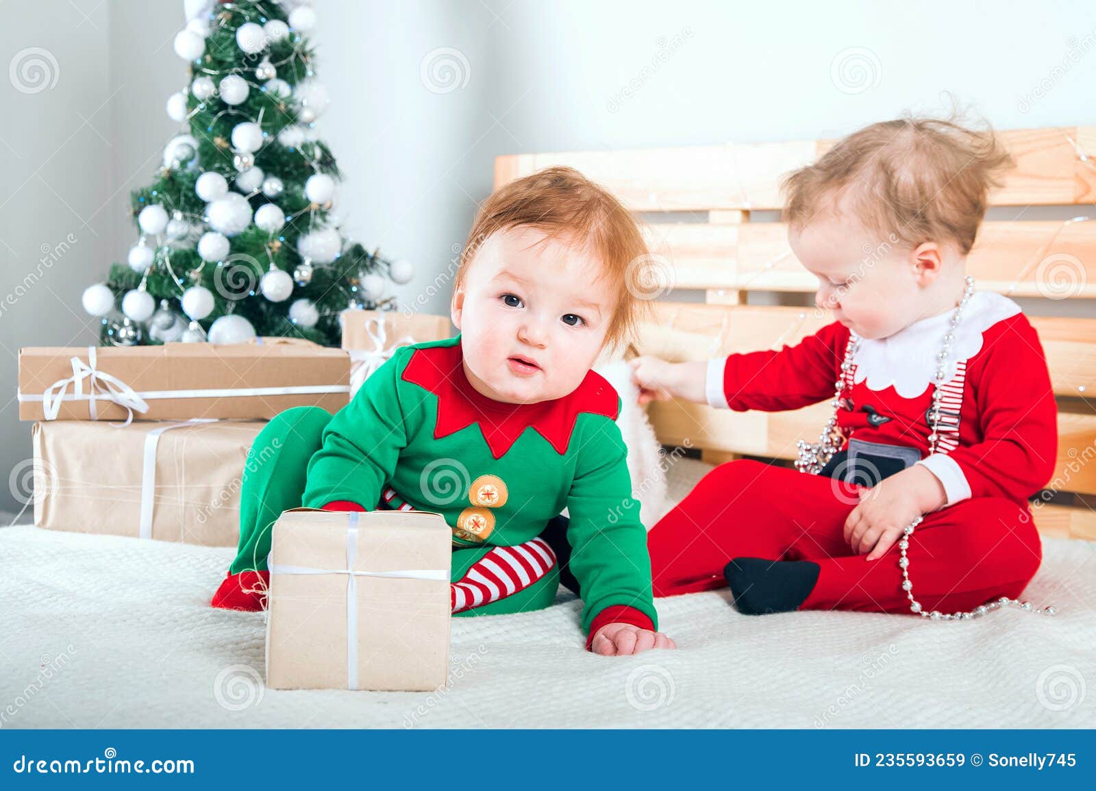 Niños Vestidos Como Santa Claus Y Elfos Con Regalos De Navidad. Bebé Con  Trajes Para El Año Nuevo Imagen de archivo - Imagen de sano, sombrero:  235593659