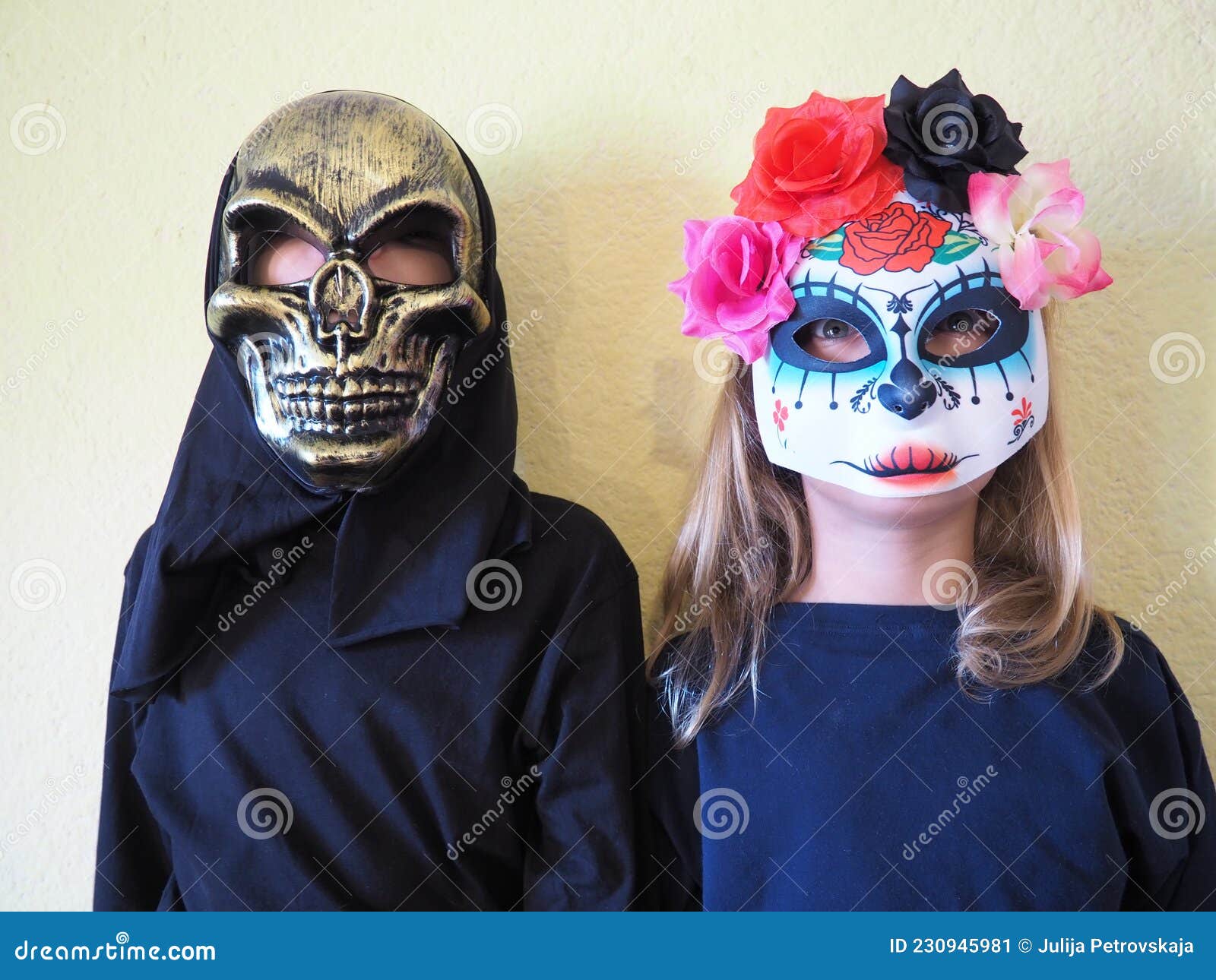 Niños Vestidos Con Trajes Negros Y Máscaras Alarmistas De Halloween. Niña En Una Máscara Kalaka Calavera Mexicana. Un Niño Que Lle Imagen de archivo - Imagen de siniestro, asustadizo: 230945981 Niños Vestidos Con Trajes Negros Y Máscaras Alarmistas De Halloween. Niña En Una Máscara Kalaka Calavera Mexicana. Un Niño Que Lle Imagen de archivo - Imagen de siniestro, asustadizo: 230945981