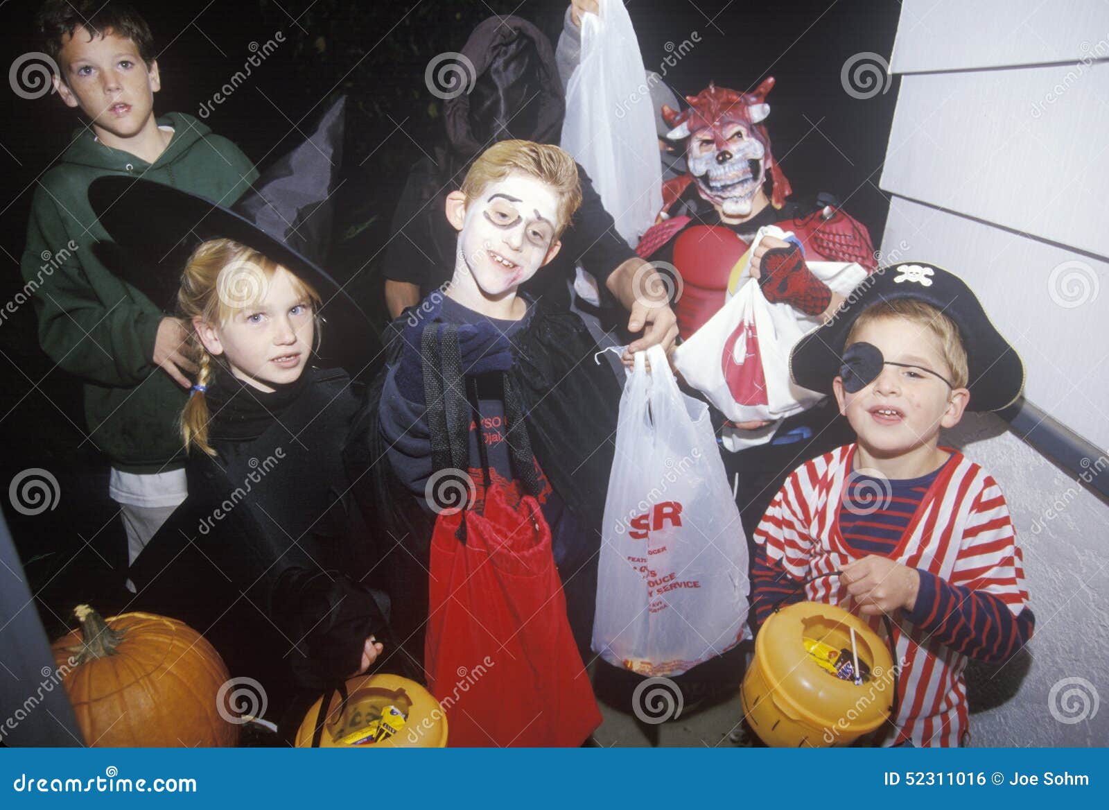 Niños Vestidos En Los Disfraces De Halloween, Opinión Del Roble, California  Foto editorial - Imagen de inocencia, convite: 52311016