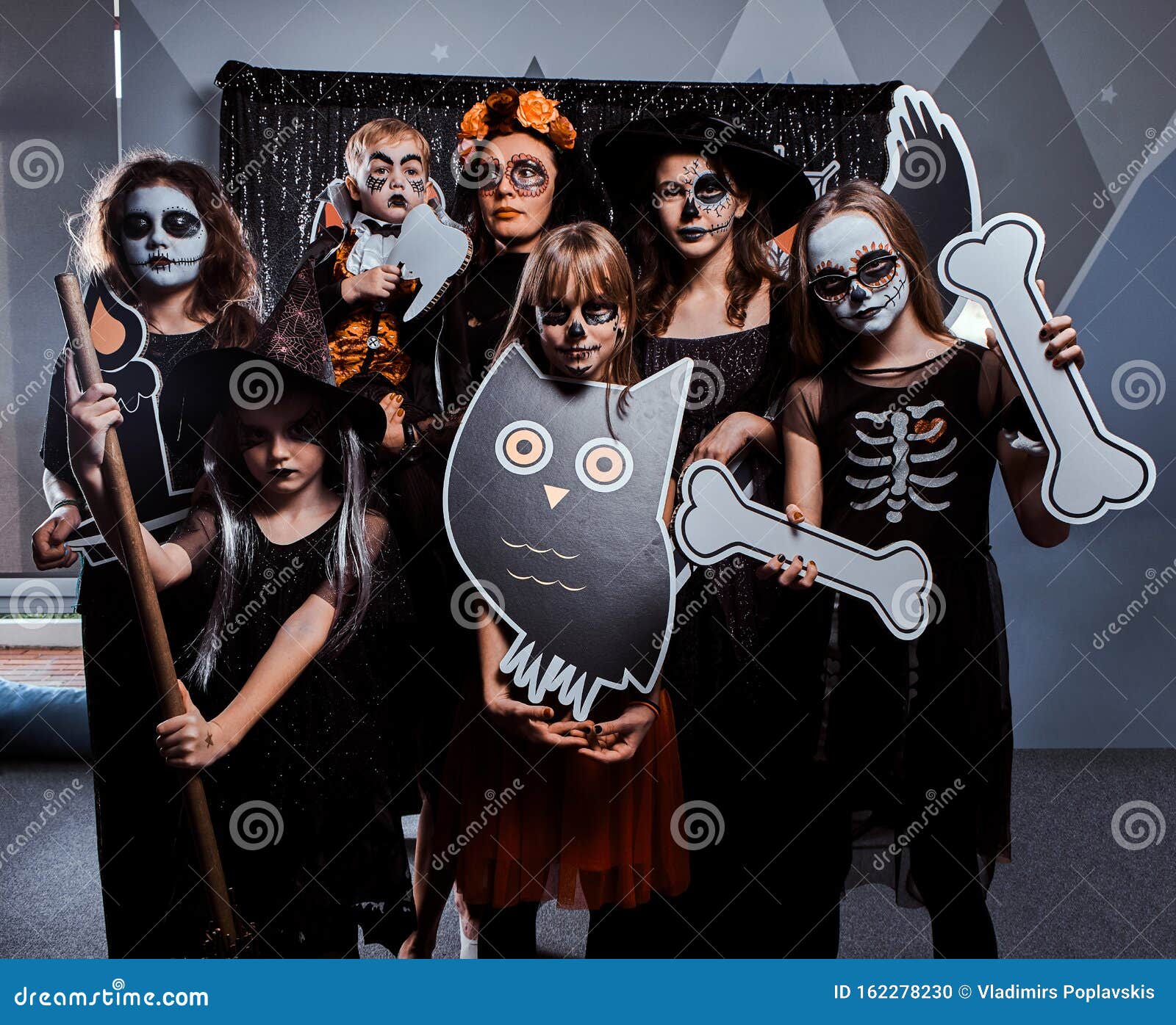 Niños Y Adolescentes Con Disfraces De Halloween Foto de archivo - Imagen de magia, misterioso: 162278230 Niños Y Adolescentes Con Disfraces De Halloween Foto de archivo - Imagen de magia, misterioso: 162278230