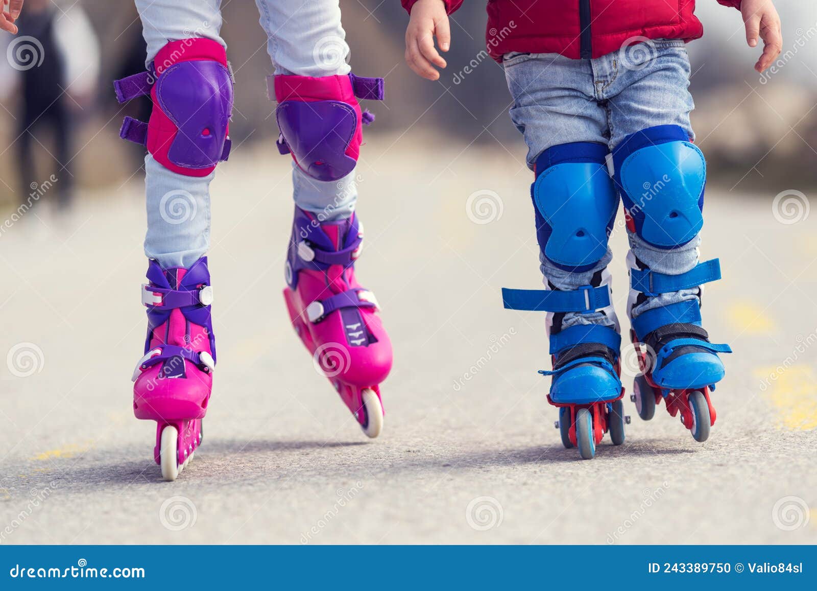 Patinaje. Niños sobre ruedas