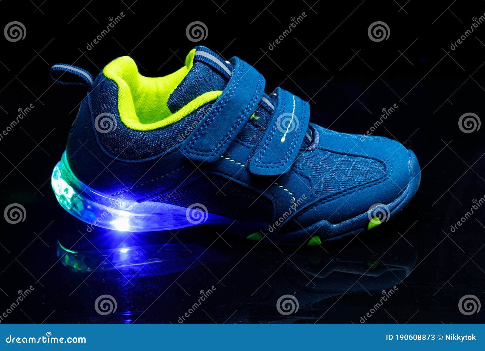 patrón Corea Manía Niños Zapato De Zapato De Zapatillas Con Iluminación De Luz De Led Imagen  de archivo - Imagen de contexto, azul: 190608873
