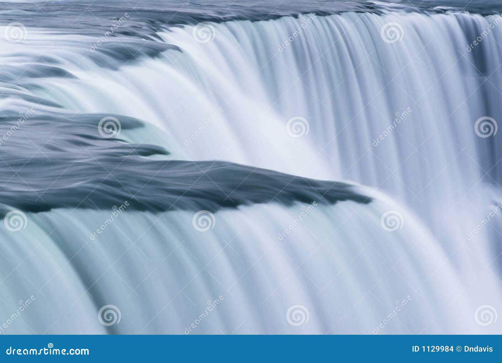 niagara falls is the largest transcountry waterfalls in the world