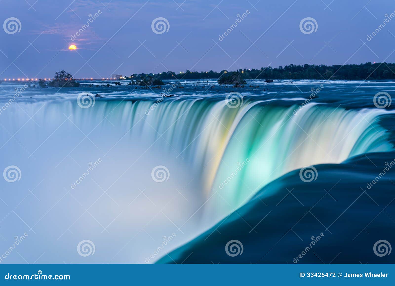 niagara falls at dusk