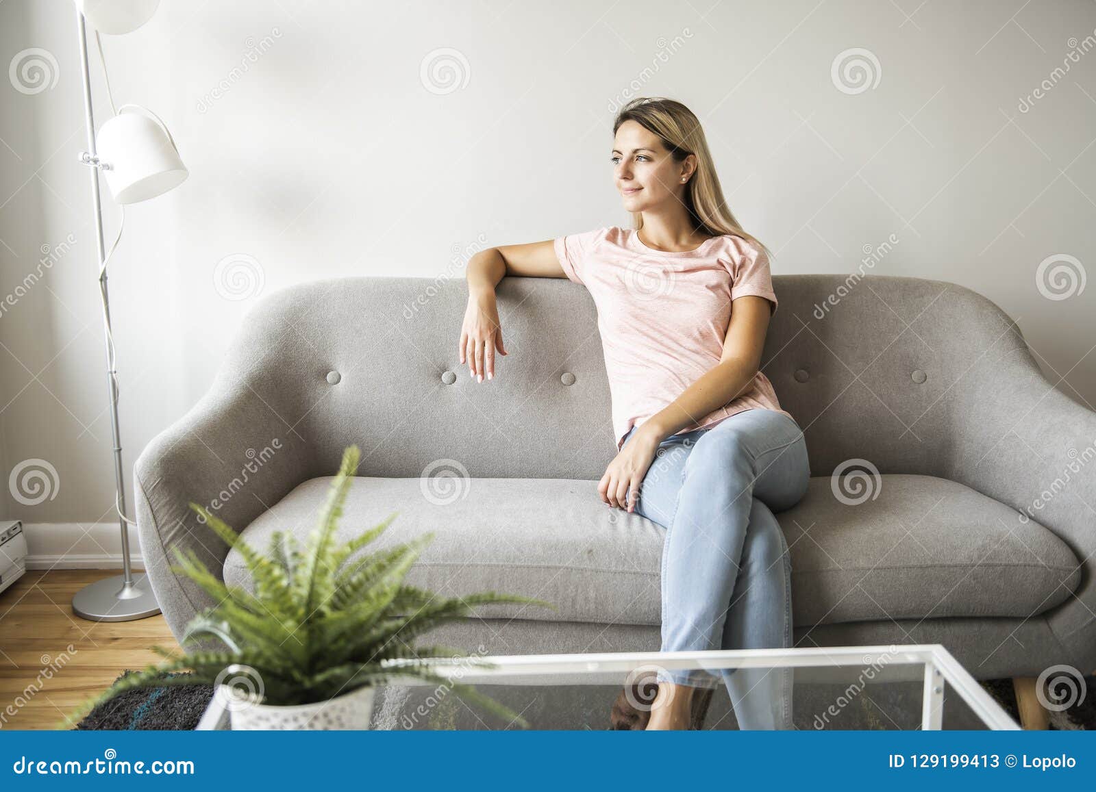 Leegte eerste bewijs Nice Blond Women Sit on the Sofa at Home Stock Image - Image of hair, sofa: 129199413 Leegte eerste bewijs Nice Blond Women Sit on the Sofa at Home Stock Image - Image of hair, sofa: 129199413