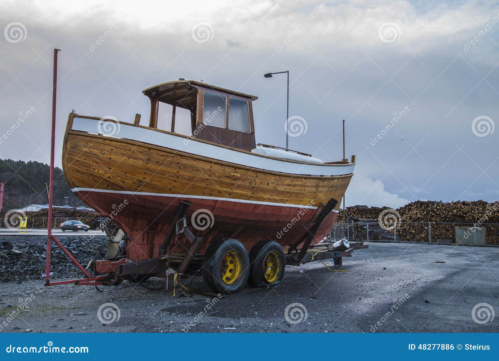 Nice Clinker Built Wooden Boat Editorial Photo - Image of outdoors, house:  48277886