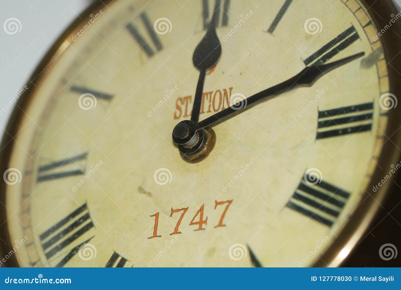 an image of a nice clock showing daylight saving time