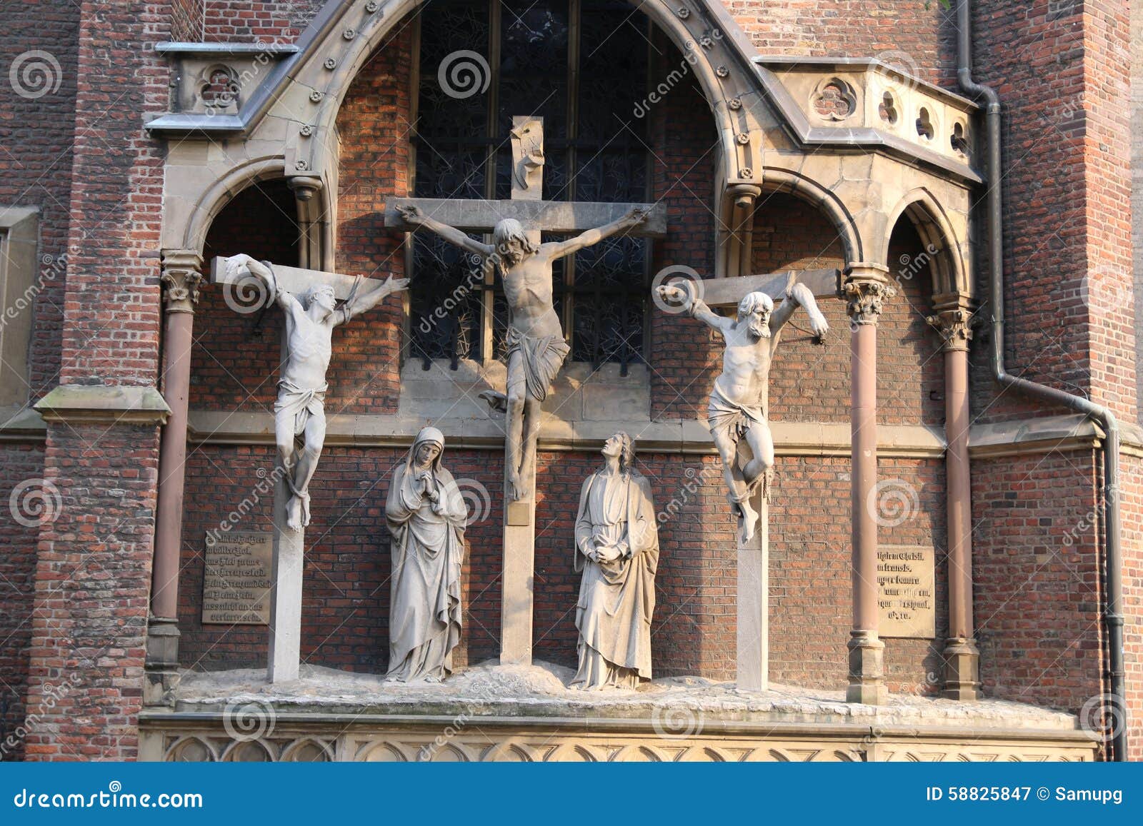 jesus christ crucifixion statue