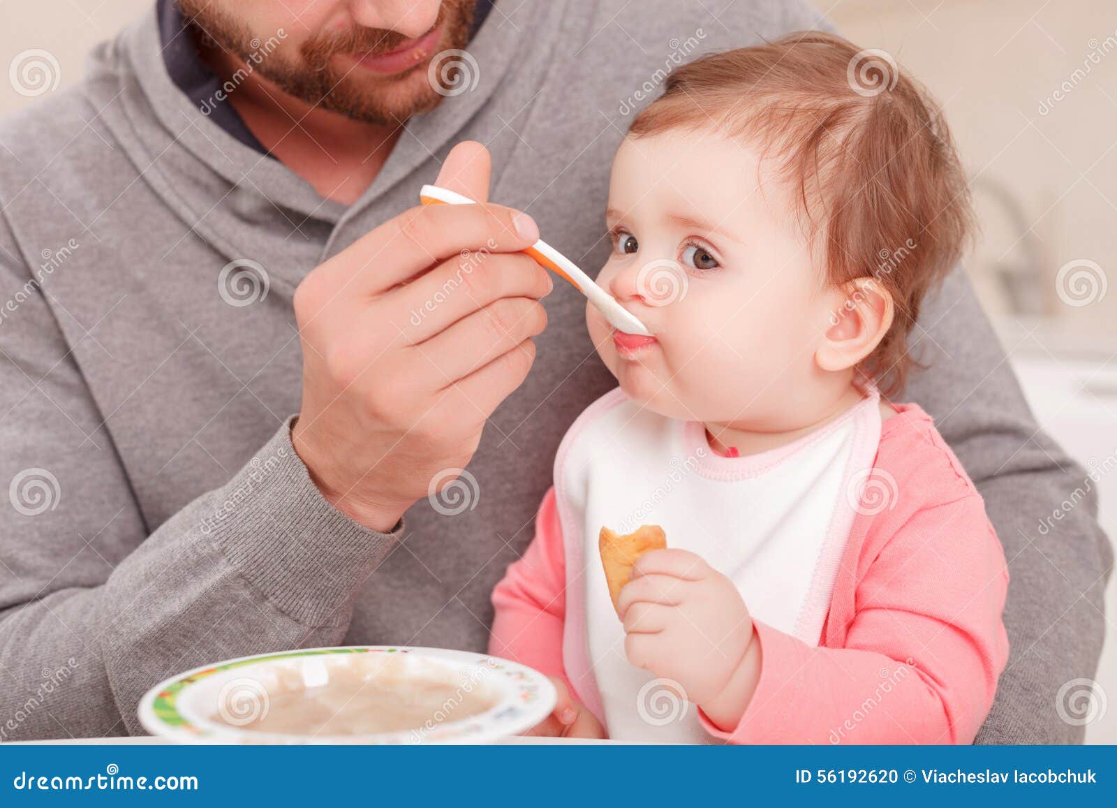 Отец кормит сына