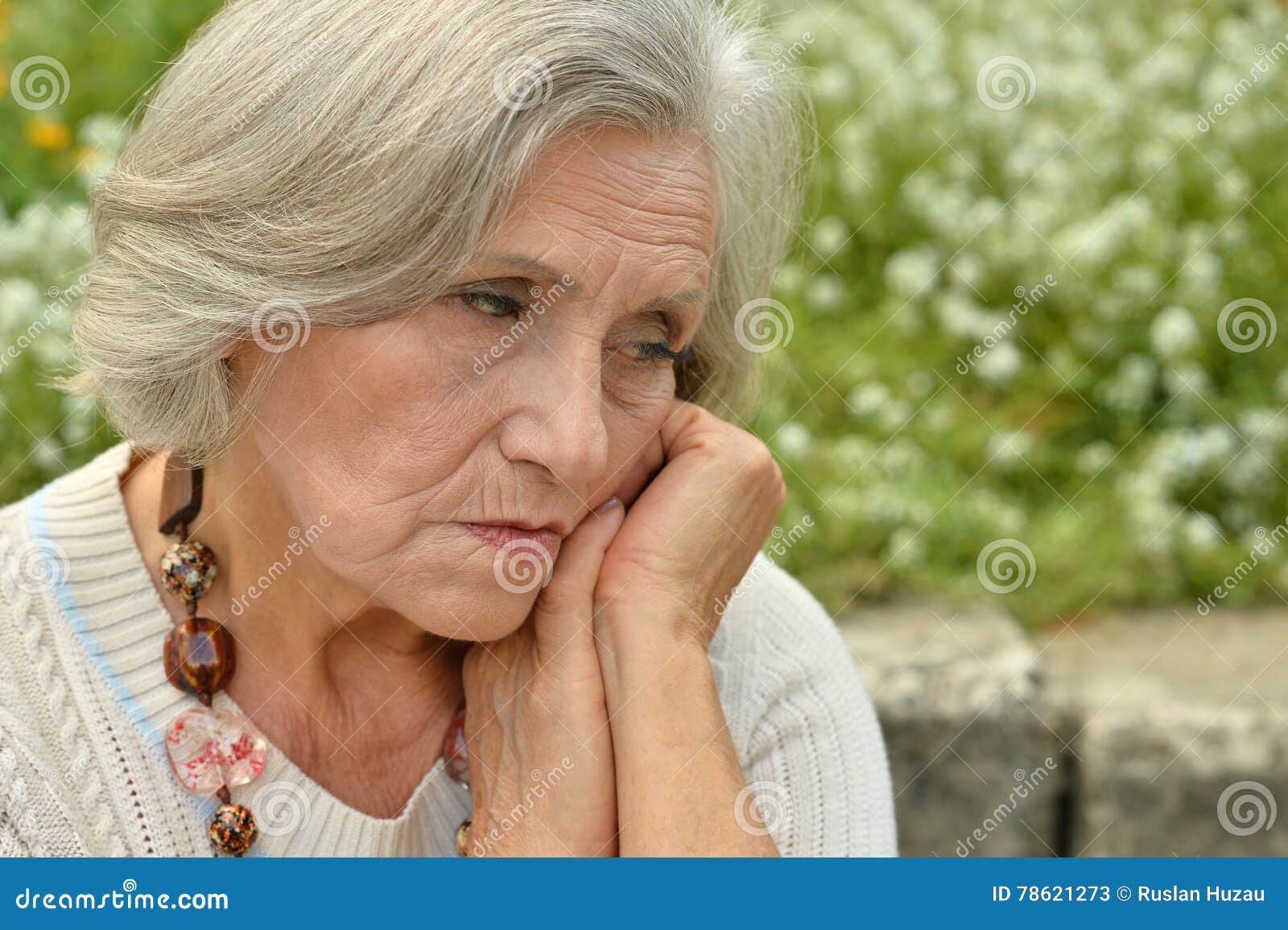 Молодые старыми дамами. Старая женщина молодая женщина. Sad old woman. Фотографии девушек old woman. Grace old woman.