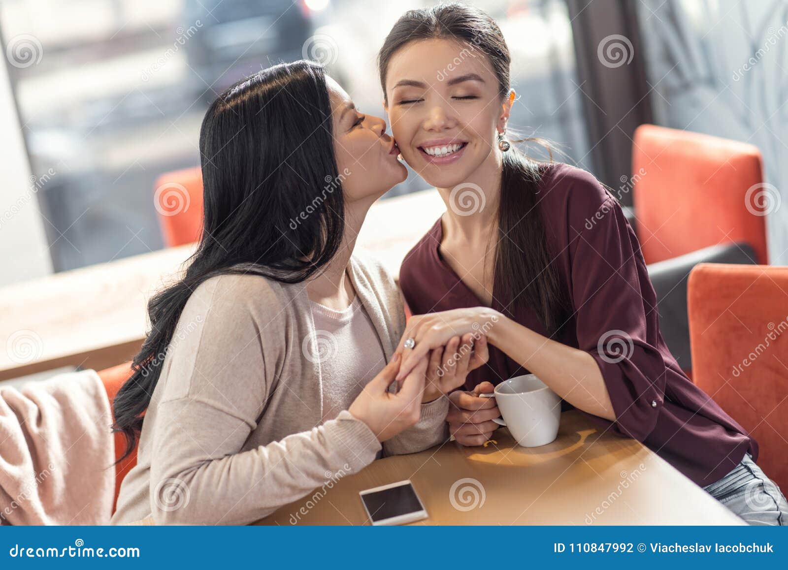Kissing young women 