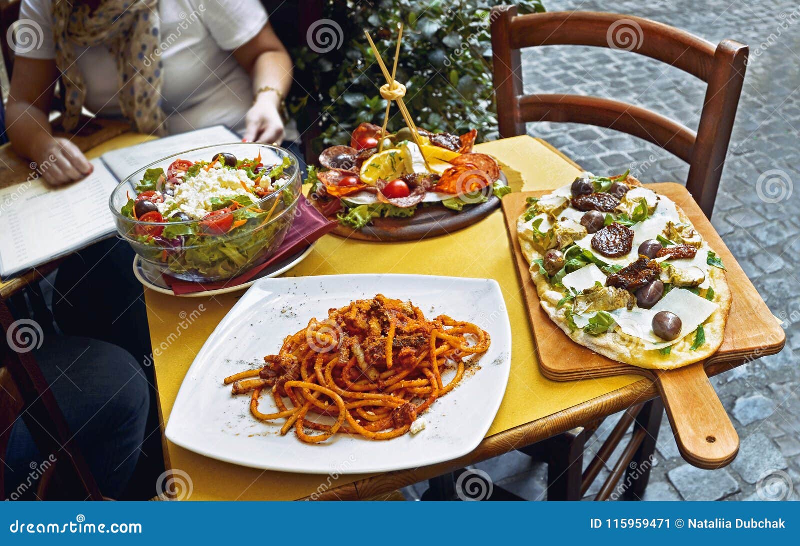 Nicht Identifizierte Leute Die Traditionelles Italienisches Lebensmittel Restaurant Im Im Freien Essen Stockbild Bild Von Lebensmittel Italienisches