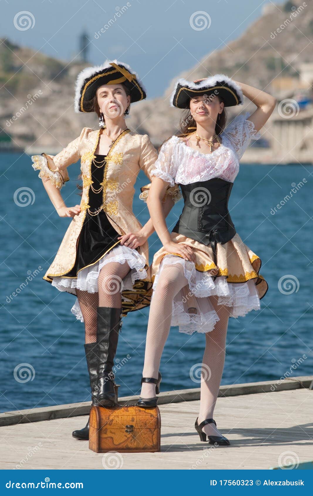 Nielegalnie kopiować kostium dziewczyny nielegalnie kopiować dwa. Kostiumów dziewczyn mola pirat dwa
