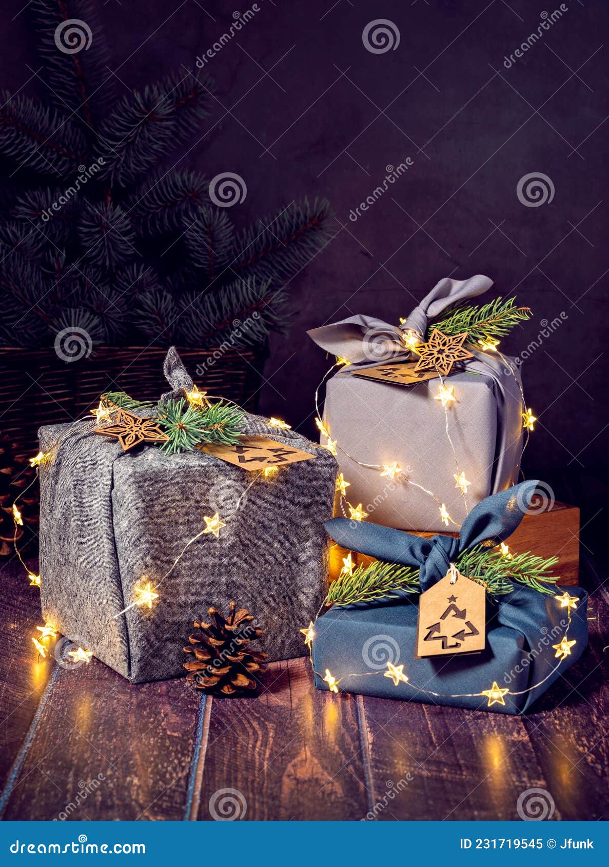 Niente Sprechi Di Regali Di Natale in Stile Furoshki Ecofriendamente  Sostenibile Immagine Stock - Immagine di copia, festivo: 231719545