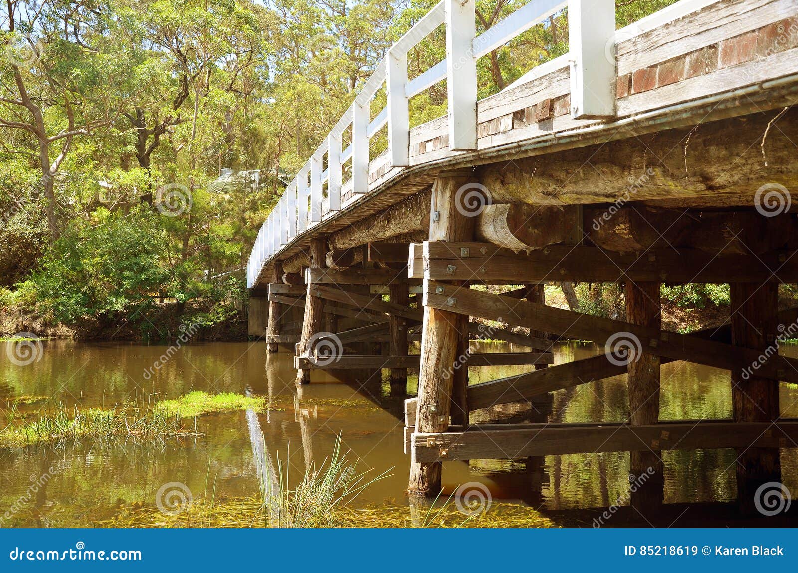 Nieociosany drewniany most nad rzeką w lesie. Historyczny drewniany Varney most przez kangur zatoczkę przy Audley, Królewski park narodowy, Sydney, Australia Retro stonowany Pod perspektywą