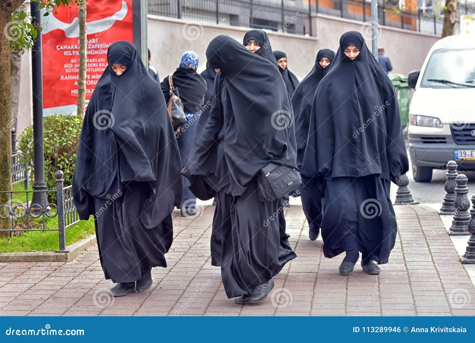 Sport lint Moeras Niet Geïdentificeerde Turkse Vrouwen in Traditionele Islamitische Kleding  Op De Straten Van De Stad Redactionele Foto - Image of portret, dekking:  113289946