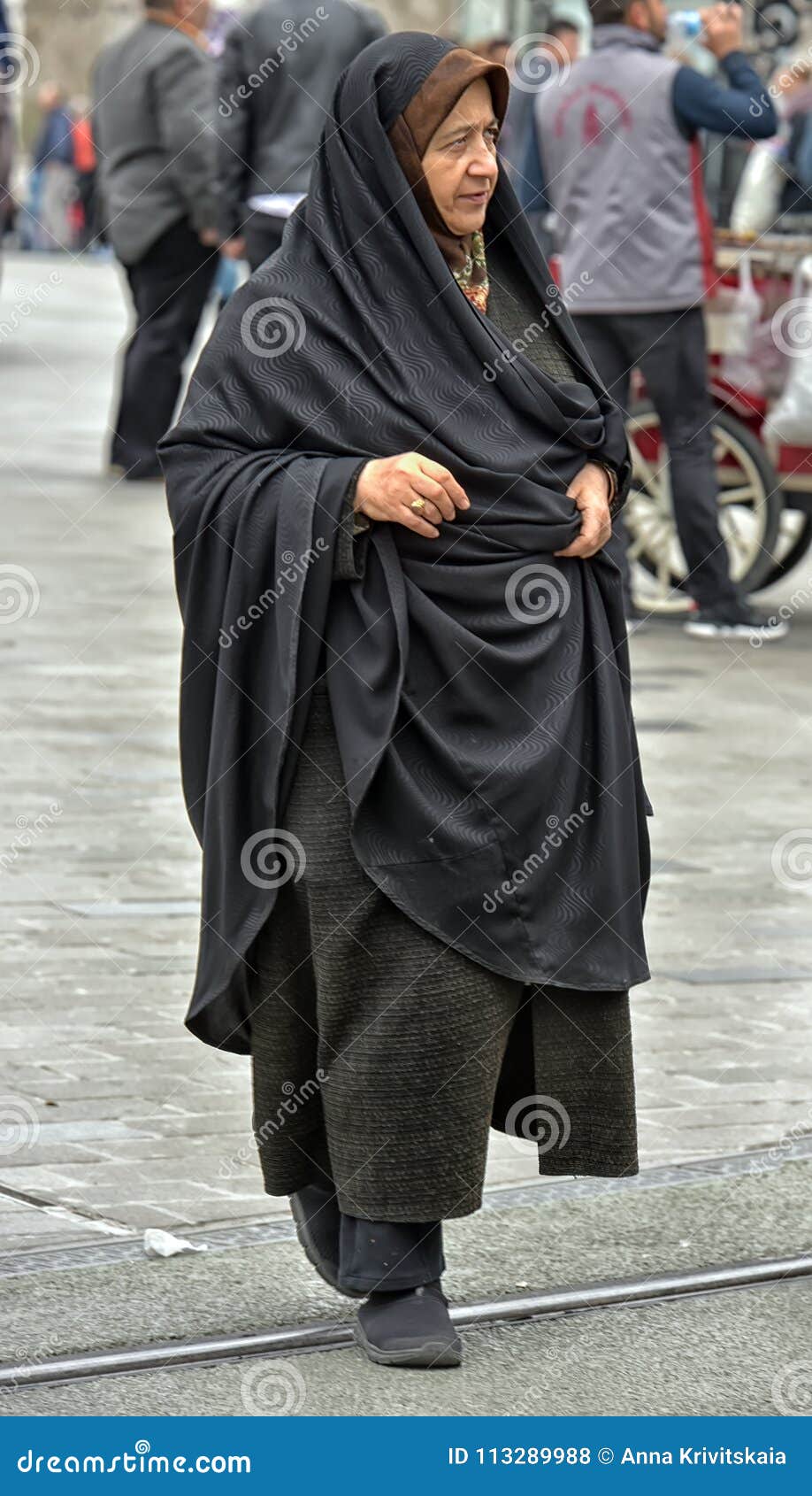 Top inch zout Niet Geïdentificeerde Turkse Vrouwen in Traditionele Islamitische Kleding  Op De Straten Van De Stad Redactionele Stock Foto - Image of wijfje, kleding:  113289988